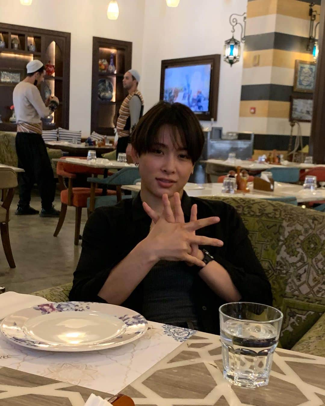 出口クリスタさんのインスタグラム写真 - (出口クリスタInstagram)「んもうっ！顔面が忙しい奴なんだからっ！  #新ハート#旧ハート #カタール #Qatar #🇶🇦」5月14日 19時04分 - christa.deguchi