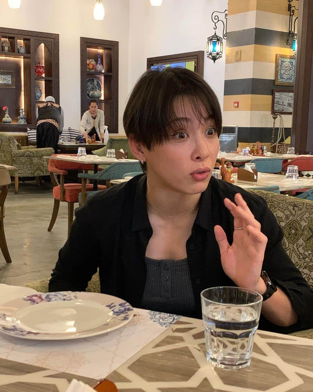 出口クリスタさんのインスタグラム写真 - (出口クリスタInstagram)「んもうっ！顔面が忙しい奴なんだからっ！  #新ハート#旧ハート #カタール #Qatar #🇶🇦」5月14日 19時04分 - christa.deguchi