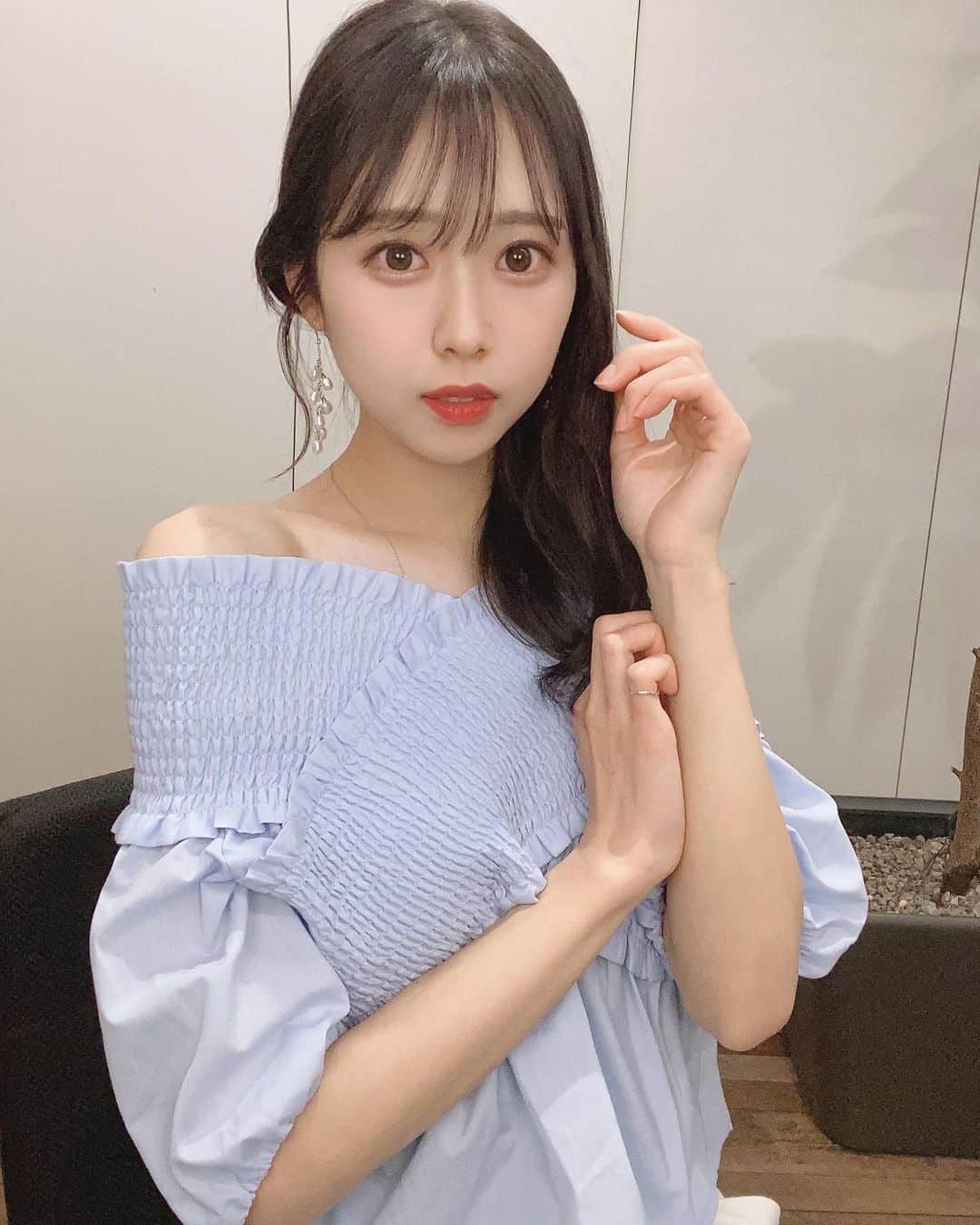 高橋美海のインスタグラム：「⁡ ⁡ ⁡ ⁡ ⁡ 今日はONLYBOX『美海とお話会』でした！ ご参加してくださったみなさん、ありがとうございました🤍 ⁡ みんなとお顔を合わせてお話しできるこの時間が、本当に大好きで幸せです！ ⁡ 応援してくれるみんながいてくれることに日々感謝です、、💭たくさんパワーをいただきました！！ ⁡ 今回取れなかったよ、という方も、是非次の機会にまたお話してください🤍 ⁡ 今回お話しできた方も、またお話ししたい！と思ってくれていたら嬉しいな、、(˶ ̇ ̵ ̇˶ ) ⁡ ⁡ 素敵な時間をありがとうございました💐 ⁡ ⁡ ⁡ ⁡ ⁡ ⁡ ⁡ ⁡ ⁡ ⁡ #instagram #instadaily #instafashion #春夏服 #夏服 #夏服コーデ #今日のコーデ #オフショル #hair #hairstyle #髪型 #巻き髪 #暗髪 #暗髪カラー #巻き髪アレンジ #x純文学少女歌劇団 #髙橋美海」