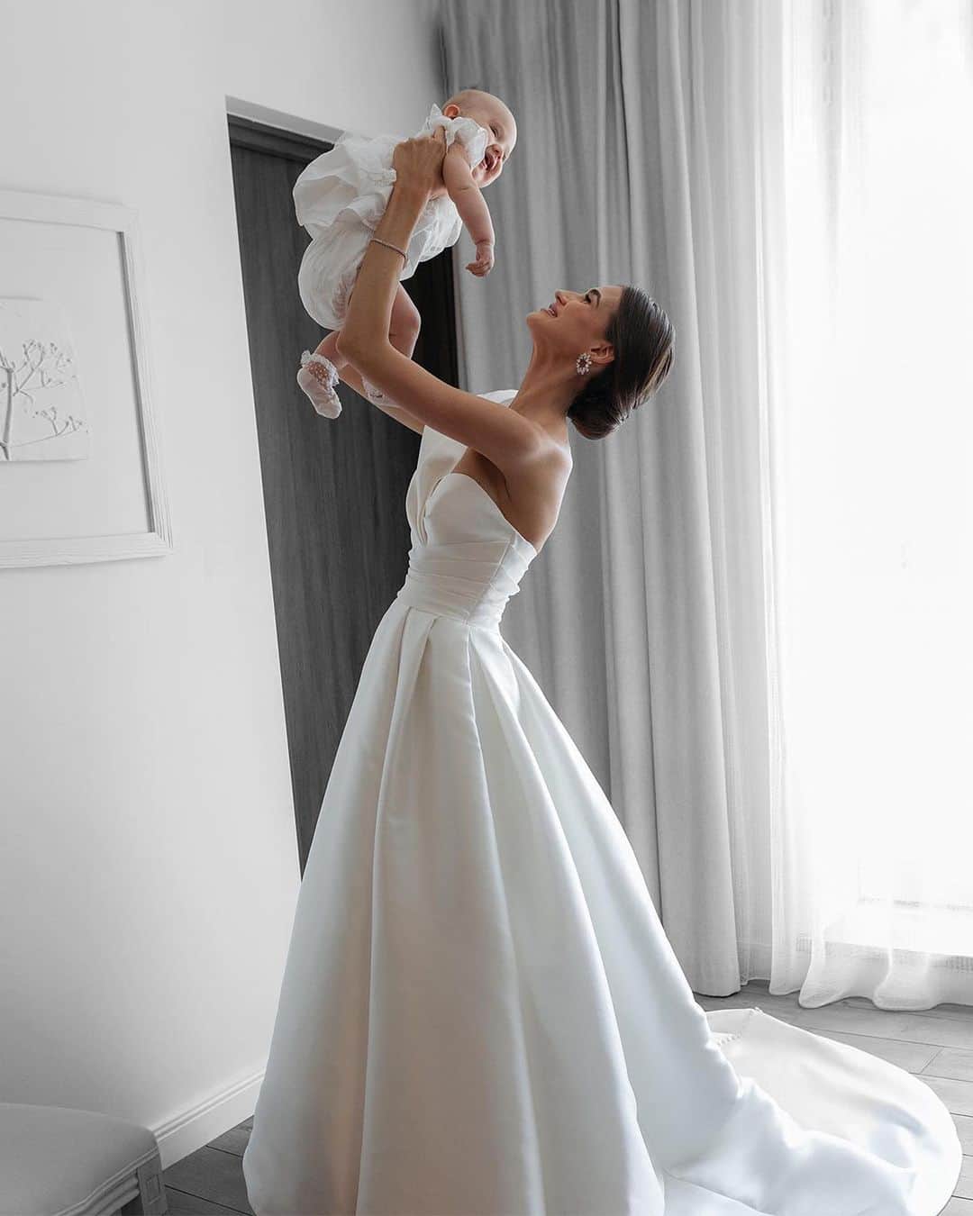 Pronoviasさんのインスタグラム写真 - (PronoviasInstagram)「Happy Mother’s Day✨ Let’s raise a bouquet in honor of all our amazing mothers💛  Our #PronoviasBride @nataliabloch is wearing the Sedna dress.   📸 @oreshkov.filmphoto   Share your love story here if you want to be feature in our socials 👉 pronovias.com/share-love-story」5月14日 19時05分 - pronovias