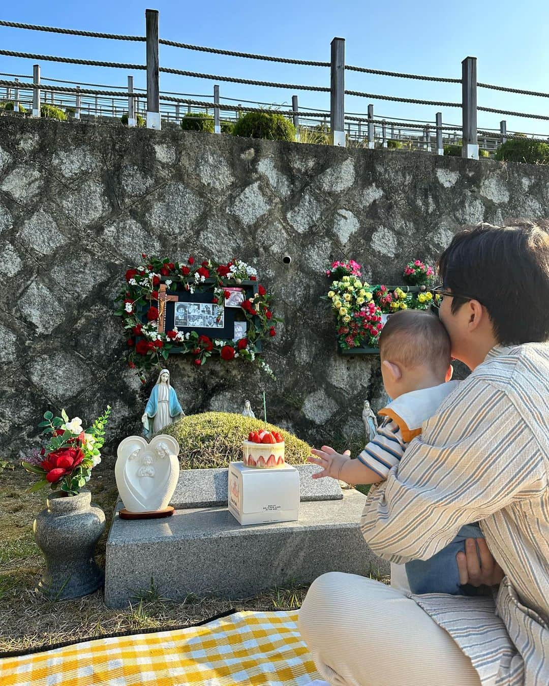 チョン・ヘビンさんのインスタグラム写真 - (チョン・ヘビンInstagram)「어머님 생신 축하드려요🥰  좋아하시던 빨간장미로 예쁘게 장식하고 아기랑 축하 노래 불러드리고 개미만 아녔음 더 있고팠던 예쁜 날」5月14日 19時06分 - heavenbin83