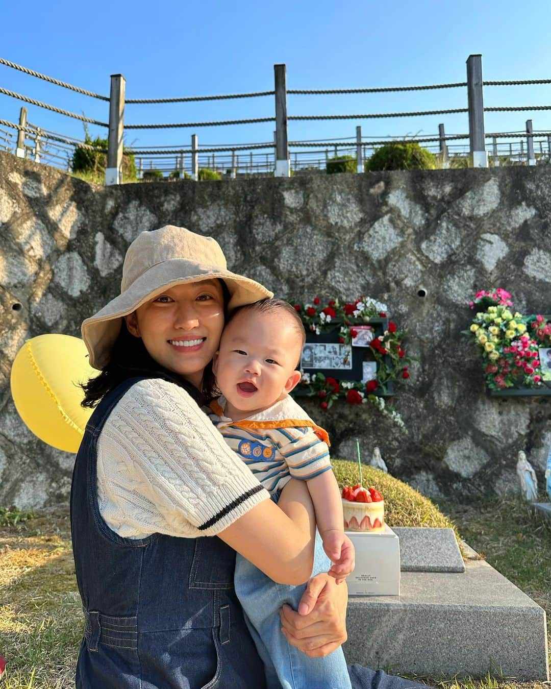 チョン・ヘビンさんのインスタグラム写真 - (チョン・ヘビンInstagram)「어머님 생신 축하드려요🥰  좋아하시던 빨간장미로 예쁘게 장식하고 아기랑 축하 노래 불러드리고 개미만 아녔음 더 있고팠던 예쁜 날」5月14日 19時06分 - heavenbin83