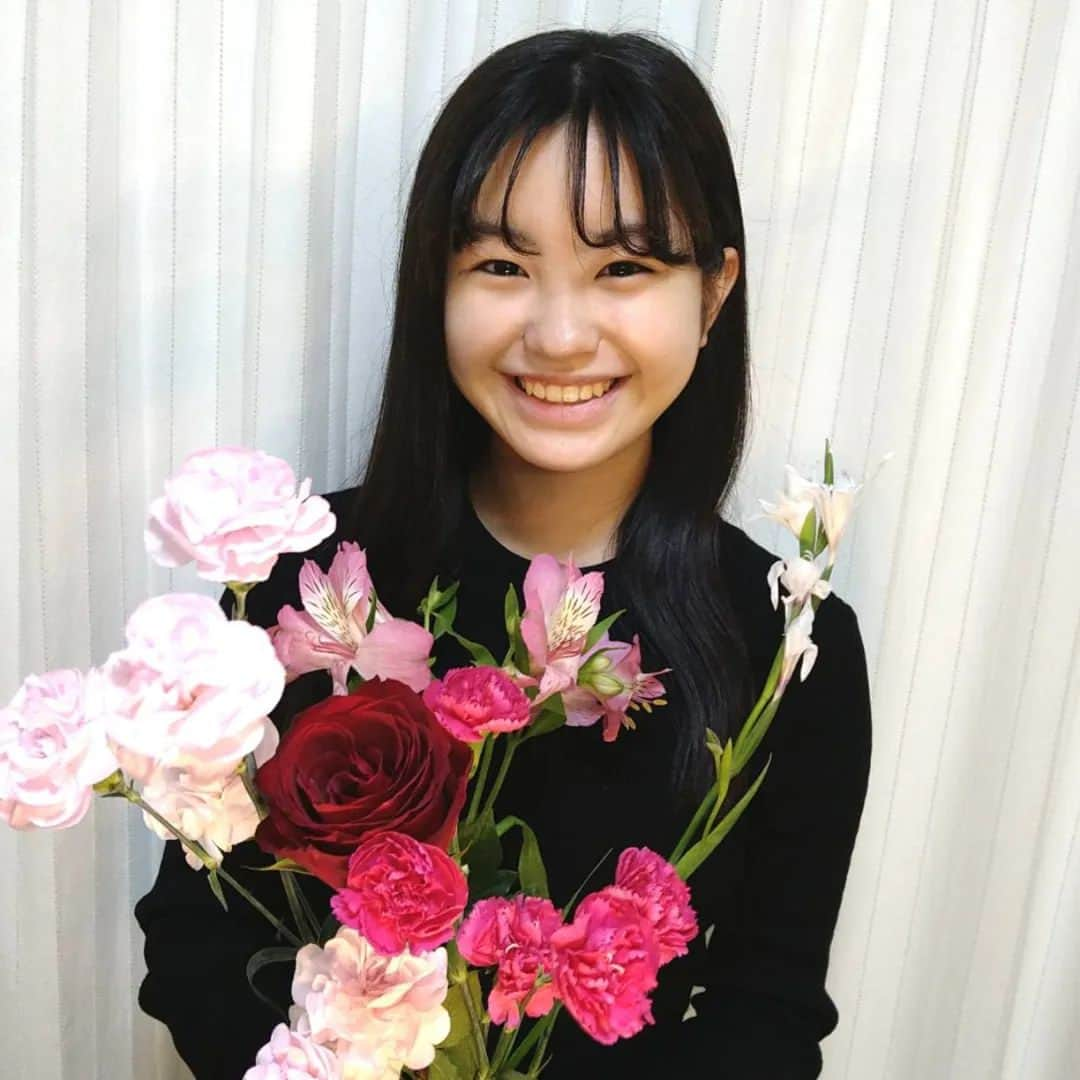 清水香帆のインスタグラム：「今日は母の日ですね💐 手作りプリンとお花と紅茶をプレゼントしました🍮☕ とっても喜んでくれて私まで嬉しくなりました🥰 #母の日」