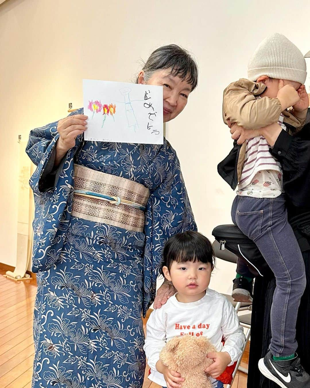 山崎陽子さんのインスタグラム写真 - (山崎陽子Instagram)「岡山4日目 染と織たかはしさんの展示会、お話会、無事終了。 鳥取から香川から、東京からも！ たくさんのお客様をお迎えしました。 ありがとう、岡山❤︎ #染と織たかはし #山崎陽子  #yukata #浴衣 #奥州小紋 #竺仙 #芭蕉布帯 #大城あや #芭蕉布工房うるく  #奈良組 #埴破 #道明  母の日と近々の誕生日を祝ってもらいました。 私、ちゃんと帯してますの☺︎ たかはし家、4歳画伯の絵💐2歳はお歌を歌って🎼」5月14日 19時08分 - yhyamasaki