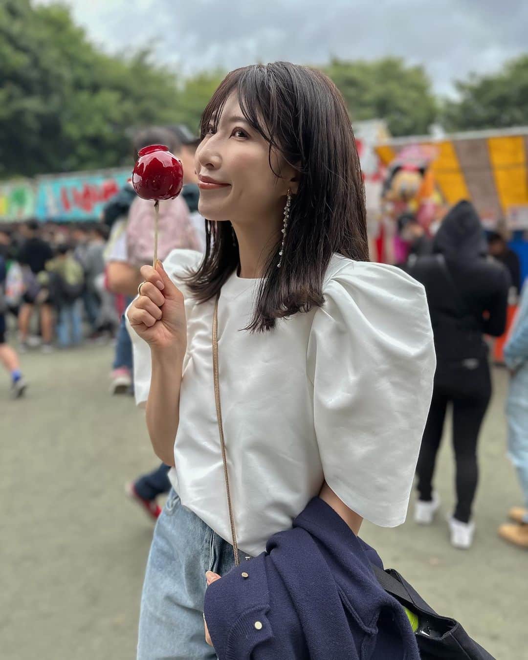 l.lily1013のインスタグラム：「友達に誘われてお祭りへ🍎  すんごい人だった😳 初めて行ったけど、屋台もたくさん出てて、 お腹いっぱい！！（結構息子に食べられちゃったけど💦）  りんご飴、いちご飴、みずあめ とにかくこの辺が好きで絶対買っちゃう！！🍎（こちらもほぼ息子のお腹へ😭）  みんな何買っちゃう？？  屋台の値段も値上げの波なのか。。。 広島焼き800円にはビビったw（量も少なくてぼったくり価格😂）  雨が降って来ちゃったから、急いで帰って寒かったけど、 高校の友達とふらっと会えるのが平和🕊  すごい人なのも、みんな健康ってことだよね！と😂  tops @heve.jp  bottoms @reedit_official  bag @giannichiarini_jp  piace @snidel_official  cardigan @kariandlili_official   #カジュアルコーデ#デニムコーデ#お祭り#縁日#休日コーデ #シンプルコーデ#ママコーデ#大人カジュアル#りんご飴#骨格ウェーブ#骨格ウェーブコーデ#ブラウスコーデ #夏コーデ#30代ファッション」