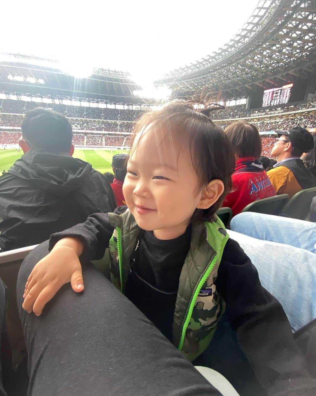 SAORIさんのインスタグラム写真 - (SAORIInstagram)「今日はサッカー観戦に⚽️✨ 息子にとって初めてのサッカー観戦⚽️ しっかり膝の上に座って最後まで観戦できて 相変わらず周りの人にたくさん愛嬌振り撒いて みんな優しく対応してくれて嬉しかった🫶 応援してた @kashima.antlers が勝ったし 帰りは雨に当たらず 母の日だからって🎂を久しぶりにおねだりして 帰ってペロリと食べて😋 息子は18時には爆睡してくれて なんだか心がほっこりな1日でした。 母業最高です🫶  ぶんちゃん @koizumi0926 thanks;)  #サッカー #サッカー観戦 #soccer #soccergame #鹿島アントラーズ #スポーツ女子 #スポーツ観戦 #スポーツ観戦コーデ #jリーグ #jリーグ好きな人と繋がりたい #jリーグ30周年 #jリーグ30周年記念スペシャルマッチ #国立競技場」5月14日 19時09分 - saogram34