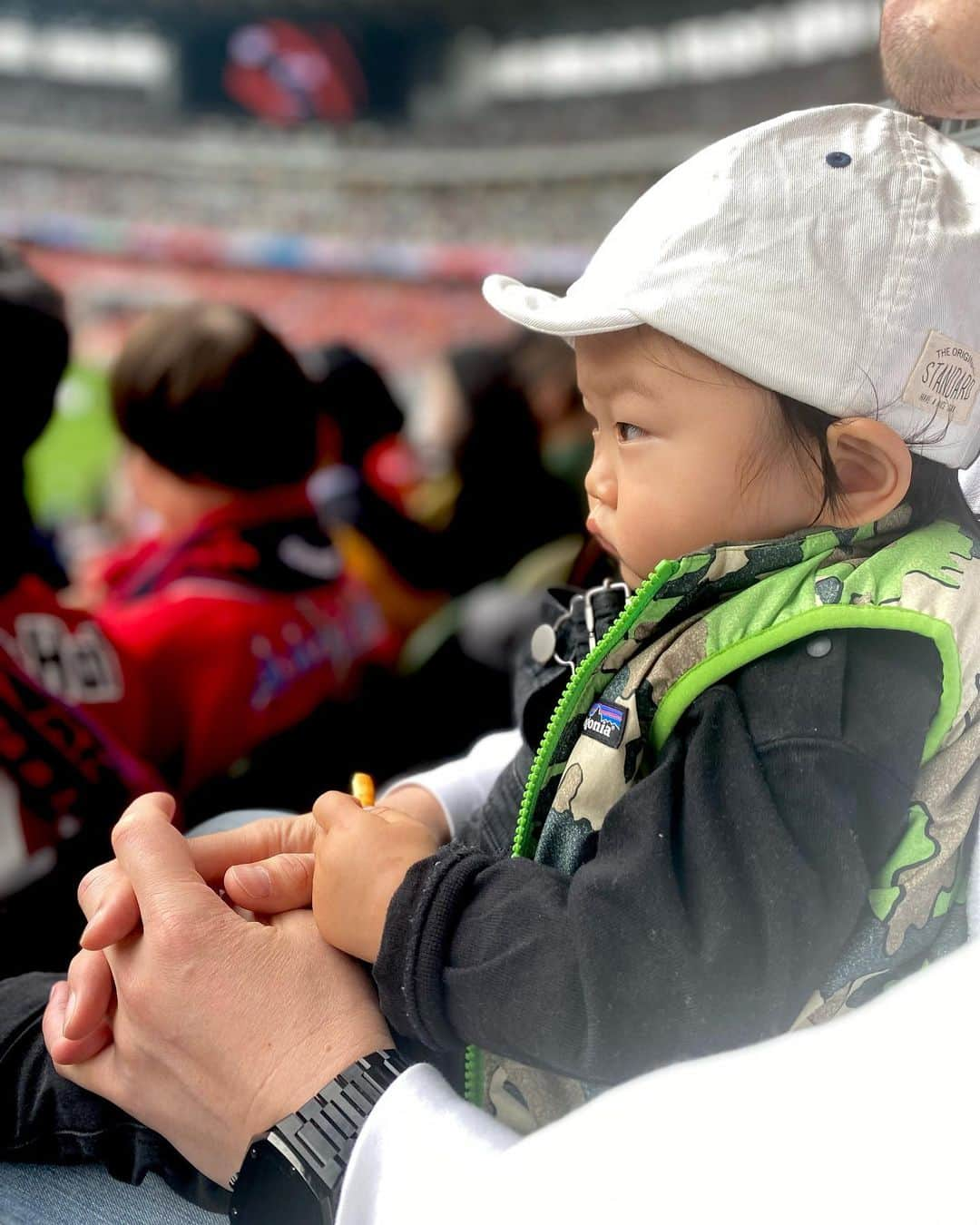 SAORIさんのインスタグラム写真 - (SAORIInstagram)「今日はサッカー観戦に⚽️✨ 息子にとって初めてのサッカー観戦⚽️ しっかり膝の上に座って最後まで観戦できて 相変わらず周りの人にたくさん愛嬌振り撒いて みんな優しく対応してくれて嬉しかった🫶 応援してた @kashima.antlers が勝ったし 帰りは雨に当たらず 母の日だからって🎂を久しぶりにおねだりして 帰ってペロリと食べて😋 息子は18時には爆睡してくれて なんだか心がほっこりな1日でした。 母業最高です🫶  ぶんちゃん @koizumi0926 thanks;)  #サッカー #サッカー観戦 #soccer #soccergame #鹿島アントラーズ #スポーツ女子 #スポーツ観戦 #スポーツ観戦コーデ #jリーグ #jリーグ好きな人と繋がりたい #jリーグ30周年 #jリーグ30周年記念スペシャルマッチ #国立競技場」5月14日 19時09分 - saogram34