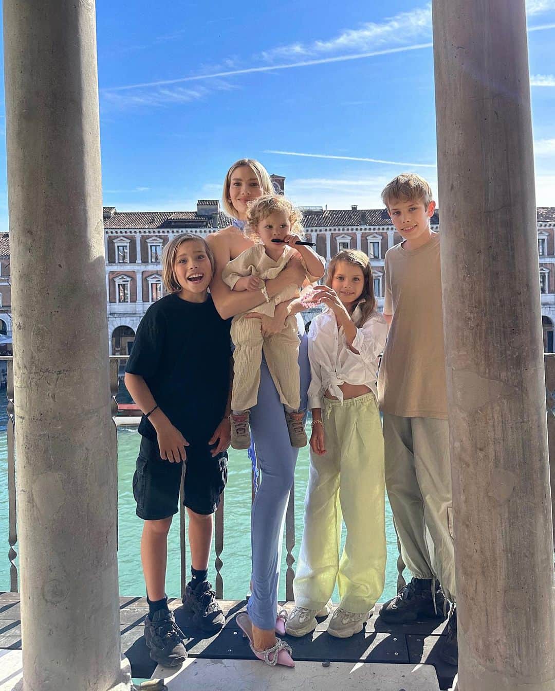 のインスタグラム：「Happy Mother’s Day 💖 happy to be a mom of these 4 wonderful kids.  Счастлива быть мамой этих прекрасных 4х детей 💕 с праздником, дорогие мамочки! 🫶🏼」