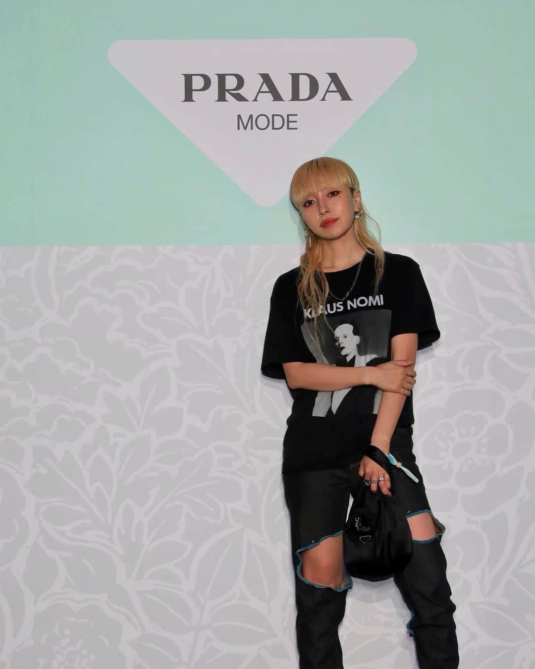 PELIのインスタグラム：「#PradaMode #Prada プラダのクリエイティビティと夕方雨上がりの東京都庭園美術館が神秘的で美しかった🪨🌱」