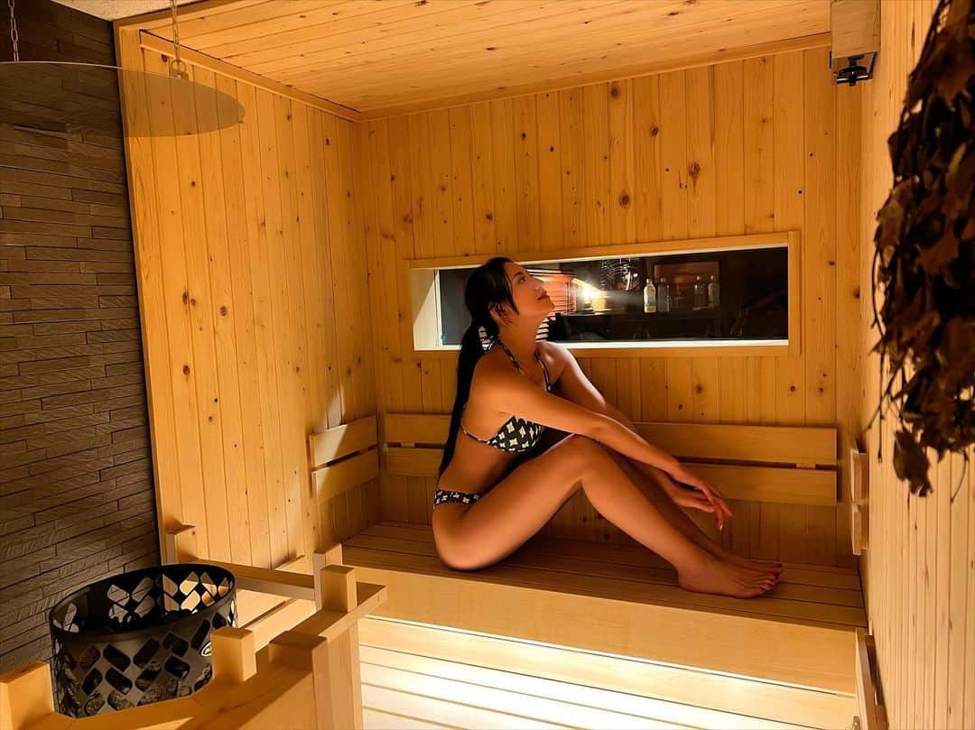 夏海さんのインスタグラム写真 - (夏海Instagram)「#サウナイキタイ   1setだけでも連日サ活できた日は 肌の透明感があがるから感動する✨  トトノウのが目的だったけど 最近はメンテナンス目的が強い💪❤️  📍 @enoshima_sauna  江ノ島サウナのキンキンに冷えた 水風呂が恋しい🥰」5月14日 19時13分 - _natsumi_official_