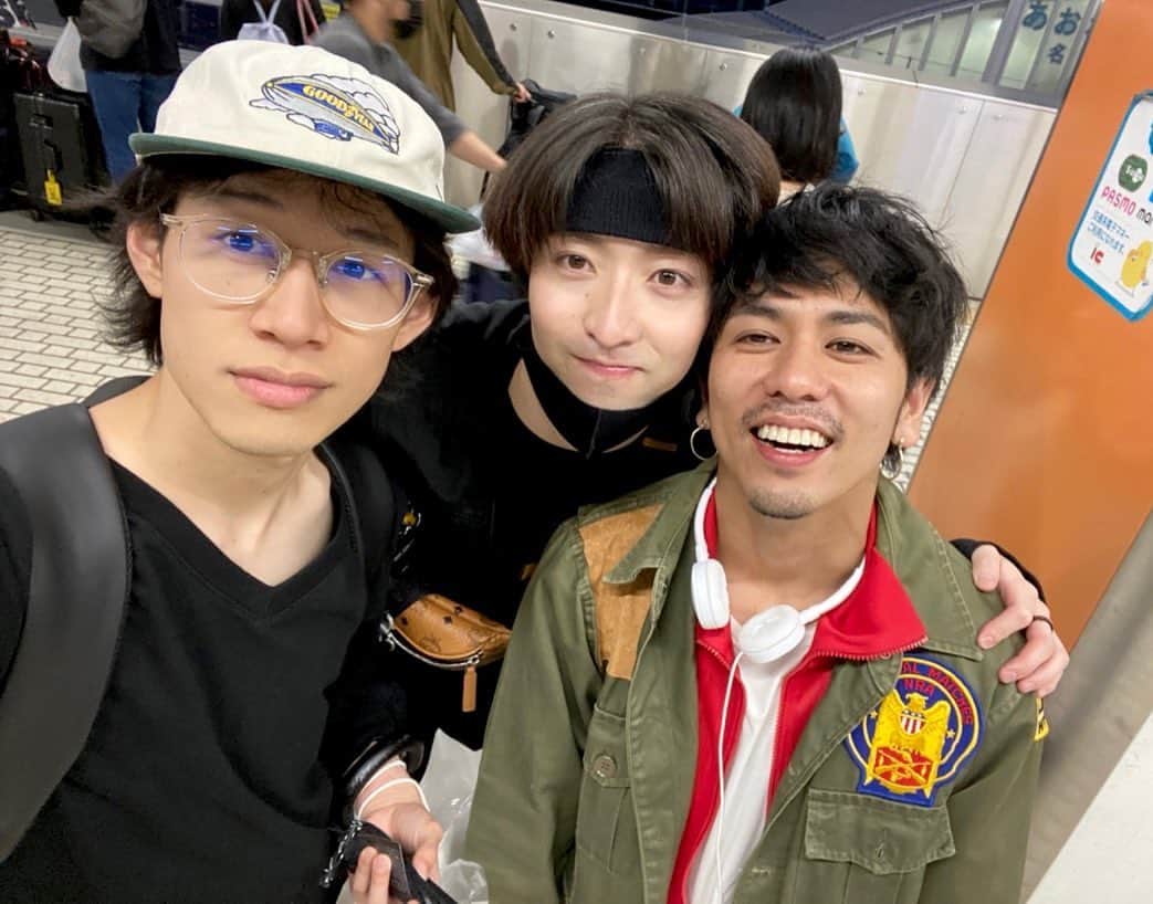 櫻井圭佑のインスタグラム：「監督/脚本 映画「#君に幸あれよ」 名古屋シネマスコーレさんに舞台挨拶に伺いました。たくさんのお客様にご来場いただき本当にありがとうございました。（左）主演の#小橋川建 と（右）理人役の#髙橋雄祐 と。20日は神戸に伺います。そちらもよろしくお願い致します。  _________________________________________  -公開劇場- 渋谷ユーロスペース➡︎大阪シアターセブン➡︎下北沢シネマK2➡︎栃木 小山シネマロブレ➡︎横浜シネマジャック&ベティ➡︎名古屋シネマスコーレ➡︎神戸 元町映画館➡︎coming soon✴︎  #映画 #君に幸あれよ」