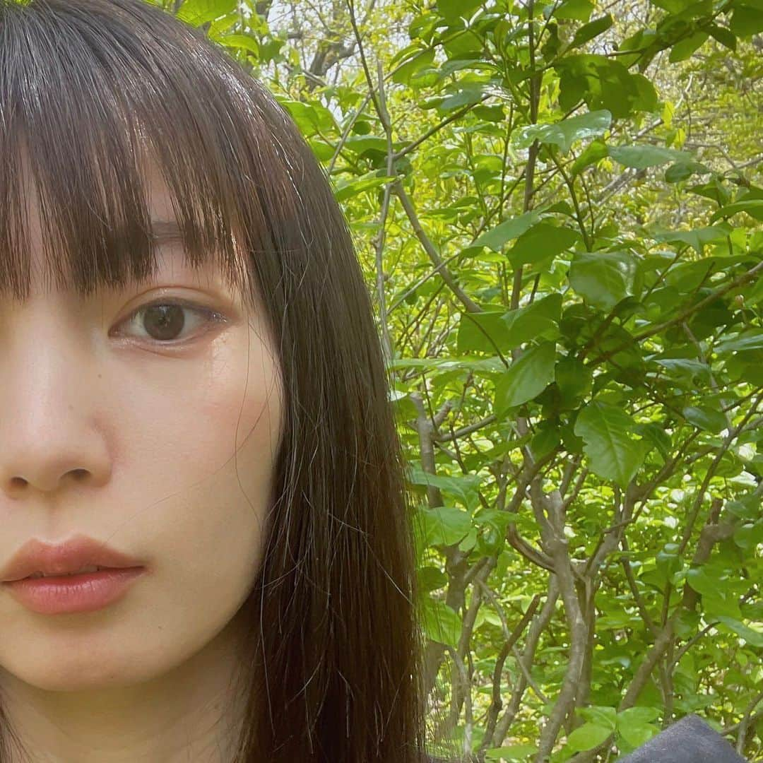 美緒のインスタグラム：「🌳🐶🛜  緑の中で過ごしました🌳 私にずっとベッタリな三女が可愛すぎて、カメラフォルダの中が三女ばかりです🐶 見てください。この満面の笑みを…ｷｬﾜｲｲ 祖母も大好きな森に一緒に行ったのですが、とても喜んでくれて嬉しかったです🛜  (私と同じ方向見ちゃうのもｶﾜｲｲ)  #instadaily #instagood #happy #dog #summer #ootd #nature #green #愛犬  #まるぷー #マルプー #マルプー連合」