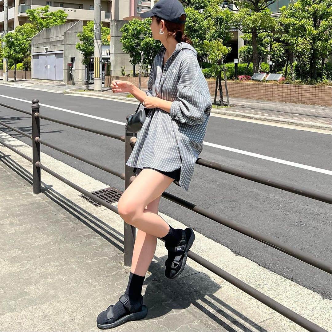 Nagiのインスタグラム：「いつかの服  シャツにショートパンツカジュアルday  足元はスポーツサンダル sizeが19.0cmから28.0cmまで 幅広くある✨ ちなみに　普段24.5を履いていて24.0cmのにしたらピッタリな感じで履けた☺️  tops. shoes.  @classicalelf_official  　　　　　　(ブラック) bottom.cap #zara  #クラシカルエルフ #classicalelf #エルフコーデ #タイアップ #java #ジャバ #uniqlo #gu#ユニクロ #ジーユー #zozo #zozotown #zozo購入品 #zozotown購入品 #サンダル #スポーツサンダル #フラットサンダル#プチプラ#大人カジュアル」
