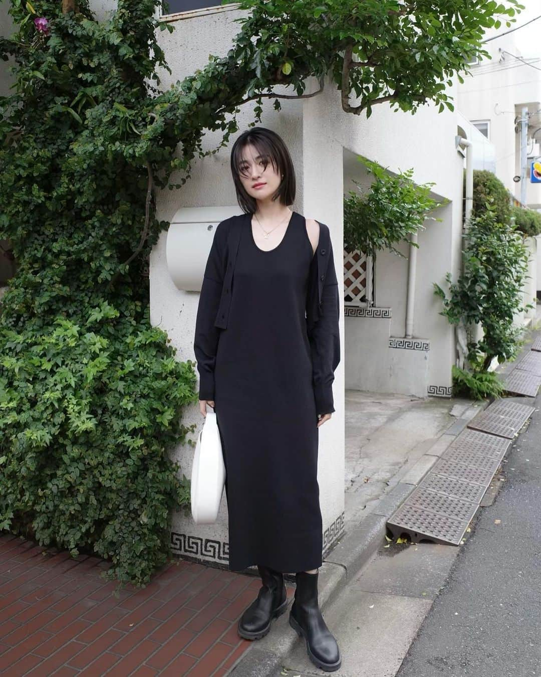 中瀬古ゆきなさんのインスタグラム写真 - (中瀬古ゆきなInstagram)「All Black.  背景も含め、なんだか新鮮な自分！  前髪を姫カット風に作ってみました。 ボブにしてからファッションが更に楽しいです。 @six_miho さんのおかげ♡  今季のアイテムなのに 登場回数すでに多すぎなワンピースは @rougeviflacle_official .  しゃりっとしてて（ちくちくはない！） 暑い時期でもさらりと着やすい素材がとても好き！ @taekohigashihara さんコラボのお洋服、 いつもとっても好きです。笑  #rougeviflacle #rougevif #ルージュヴィフ」5月14日 19時20分 - yuch1129