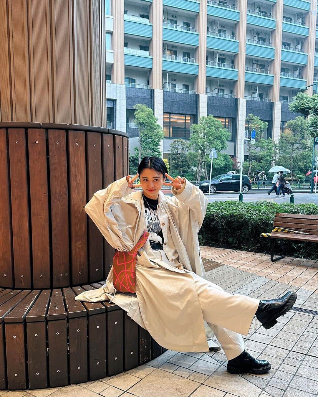 忍舞のインスタグラム：「@lifesmilemarche でコラボした @beej_india と販売させていただきました✨ お買い物もして、楽しかった💓  来てくださった方もお天気悪い中 ありがとうございました🙇‍♀️  #しのぶんコーデ #beej #インドバッグ」
