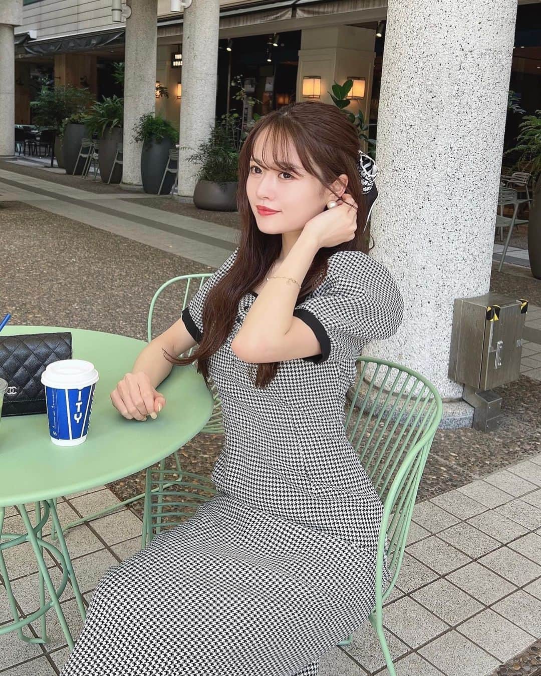 のインスタグラム：「morning☺︎ 　 ゆうかちゃんとモーニングした日🤍 @rosyluce のワンピースを着てフレンチガーリーなコーディネートにしました👗 　 最近海外に行ったりバタバタな毎日なので美容メンテナンスで日々お肌を労っています☺️ 　 毎月通っている @dahliagsc さんで、今月はレーザーフェイシャルをお願いしました✨ ダリアさんのレーザーはピーリング付きでしっかり丁寧にケアして貰えます🥹  ずっと通っているお陰でお肌がかなり改善されて嬉しい💕  　 　 　 #モーニング#テラスカフェ#テラス席#ハーフアップ#テラス#chanel#dior#citybakery#ダリアスキン銀座クリニック#美容好き#美容day」