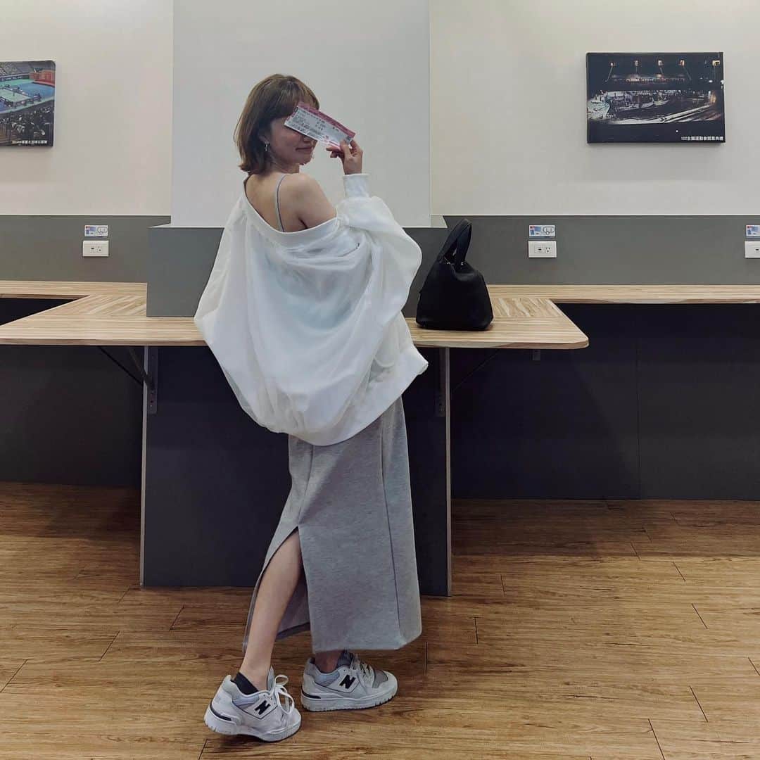 謝琦琦（Kiki）のインスタグラム：「剛好的時間剛好一首歌 彼個所在 寫出我當時的狀態跟那些來不及講的話 三年過去  以為已經對這首歌免疫  結果眼淚還是失守了  Dress/ @greenpea_tw  Sneakers/ @newbalance #GreyDay2023」