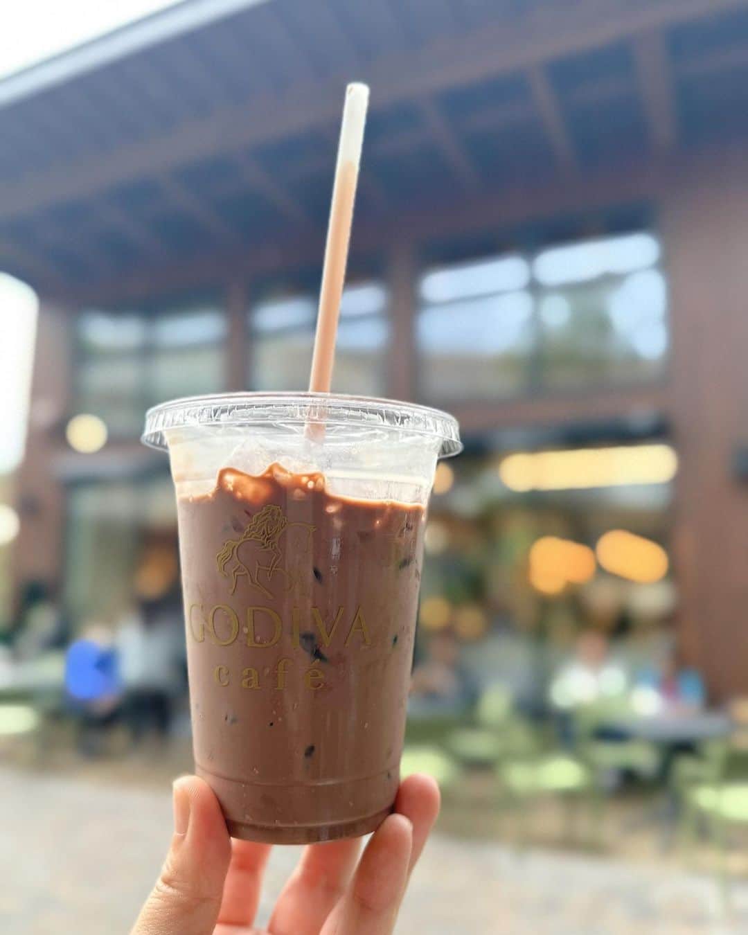 中道あすかさんのインスタグラム写真 - (中道あすかInstagram)「＼#母の日 💐／  パパとほぺたろうから、 #GODIVA スイーツと、 ディナー🍽️で労っていただきました🫶 . .  「なにが欲しい？」と聞かれたので、 やっぱり#ゴディバ の ラングドシャクッキーが好きすぎて ホワイトデーでは18枚入りでしたが 今回は52枚入りをパパに要求したら「それは食べ過ぎだ、、」と呆れられ30枚入りをいただきました←爆www . . ほぺたろうからは お手紙が2枚届きました🥰💌 . . ディナーではワイン🍷を 飲んだので、 今私は良い気分です、、🫶 . . . #母の日プレゼント #母の日ギフト #godivachocolate #godiva🍫 #godivacafe #ゴディバショコリキサー #ゴディバカフェ #ママ」5月14日 19時25分 - asuroom