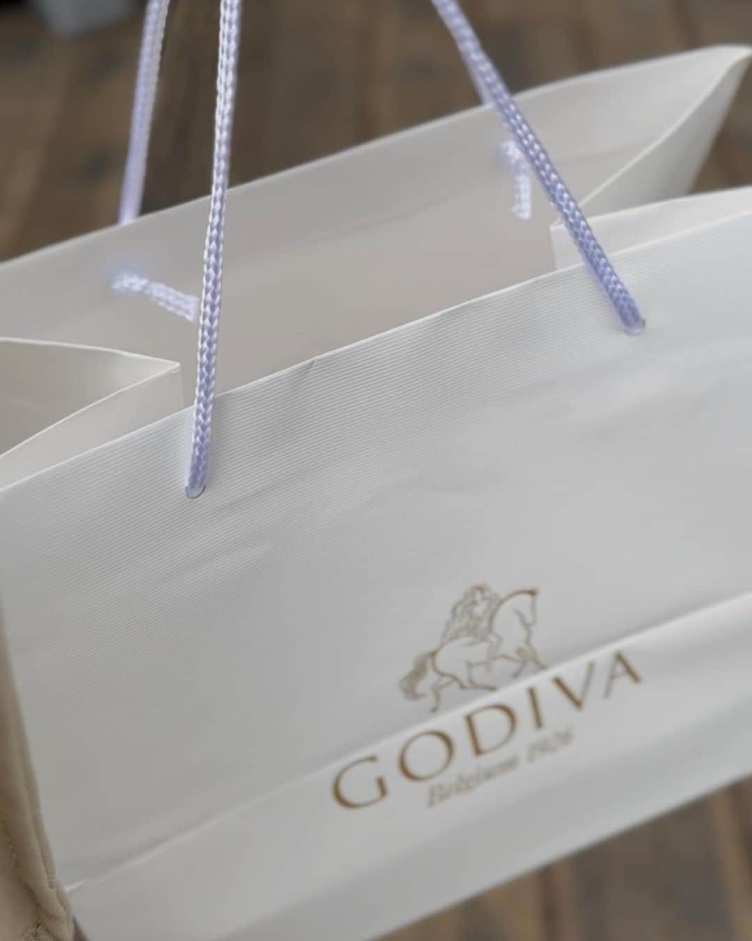 中道あすかさんのインスタグラム写真 - (中道あすかInstagram)「＼#母の日 💐／  パパとほぺたろうから、 #GODIVA スイーツと、 ディナー🍽️で労っていただきました🫶 . .  「なにが欲しい？」と聞かれたので、 やっぱり#ゴディバ の ラングドシャクッキーが好きすぎて ホワイトデーでは18枚入りでしたが 今回は52枚入りをパパに要求したら「それは食べ過ぎだ、、」と呆れられ30枚入りをいただきました←爆www . . ほぺたろうからは お手紙が2枚届きました🥰💌 . . ディナーではワイン🍷を 飲んだので、 今私は良い気分です、、🫶 . . . #母の日プレゼント #母の日ギフト #godivachocolate #godiva🍫 #godivacafe #ゴディバショコリキサー #ゴディバカフェ #ママ」5月14日 19時25分 - asuroom