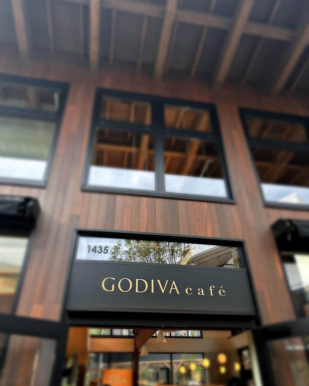 中道あすかさんのインスタグラム写真 - (中道あすかInstagram)「＼#母の日 💐／  パパとほぺたろうから、 #GODIVA スイーツと、 ディナー🍽️で労っていただきました🫶 . .  「なにが欲しい？」と聞かれたので、 やっぱり#ゴディバ の ラングドシャクッキーが好きすぎて ホワイトデーでは18枚入りでしたが 今回は52枚入りをパパに要求したら「それは食べ過ぎだ、、」と呆れられ30枚入りをいただきました←爆www . . ほぺたろうからは お手紙が2枚届きました🥰💌 . . ディナーではワイン🍷を 飲んだので、 今私は良い気分です、、🫶 . . . #母の日プレゼント #母の日ギフト #godivachocolate #godiva🍫 #godivacafe #ゴディバショコリキサー #ゴディバカフェ #ママ」5月14日 19時25分 - asuroom