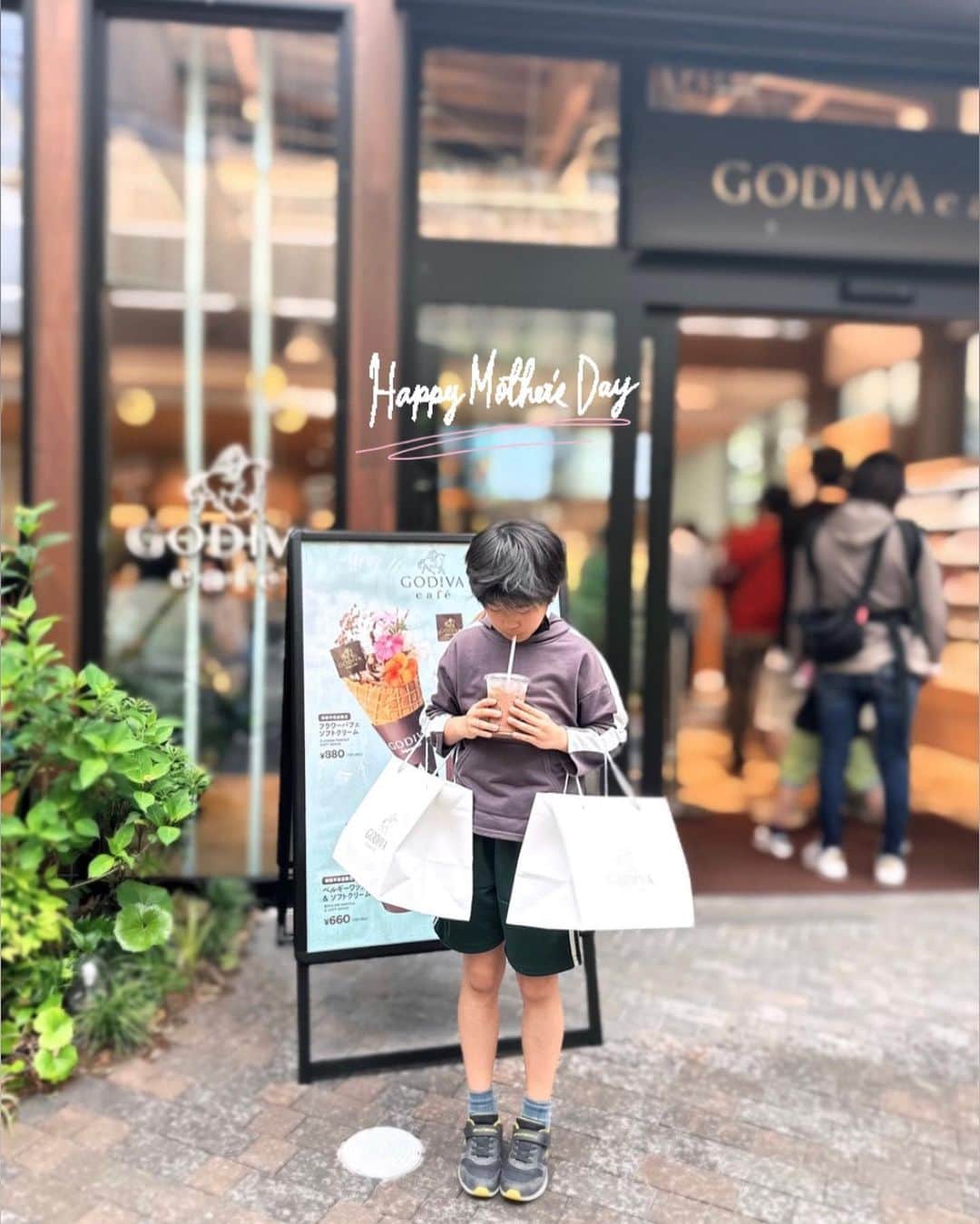 中道あすかさんのインスタグラム写真 - (中道あすかInstagram)「＼#母の日 💐／  パパとほぺたろうから、 #GODIVA スイーツと、 ディナー🍽️で労っていただきました🫶 . .  「なにが欲しい？」と聞かれたので、 やっぱり#ゴディバ の ラングドシャクッキーが好きすぎて ホワイトデーでは18枚入りでしたが 今回は52枚入りをパパに要求したら「それは食べ過ぎだ、、」と呆れられ30枚入りをいただきました←爆www . . ほぺたろうからは お手紙が2枚届きました🥰💌 . . ディナーではワイン🍷を 飲んだので、 今私は良い気分です、、🫶 . . . #母の日プレゼント #母の日ギフト #godivachocolate #godiva🍫 #godivacafe #ゴディバショコリキサー #ゴディバカフェ #ママ」5月14日 19時25分 - asuroom