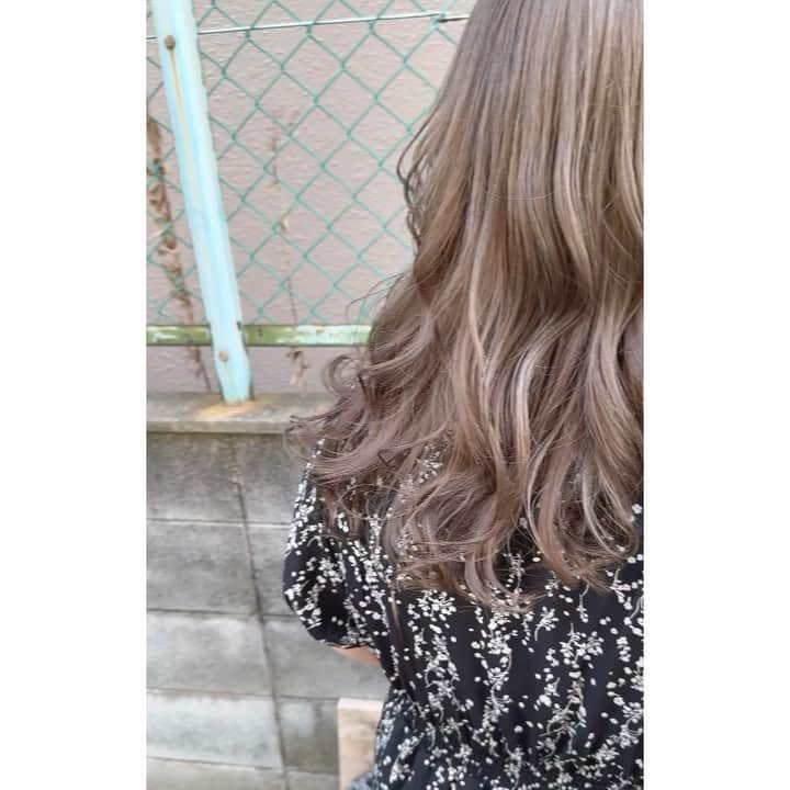 rinaのインスタグラム：「@yoooheeey 5月はこの色！ 前回(2枚目)に比べると 随分落ち着きました🐈 くすみ感かわいい～ . #ヘアカラー #ヘア #ヘアアレンジ #コスメ #メイク #アイメイク #化粧 #化粧品 #美容 #美容院」