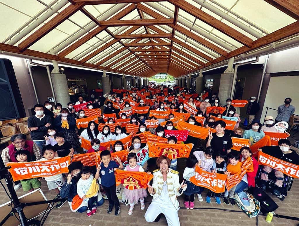 安達勇人さんのインスタグラム写真 - (安達勇人Instagram)「今日は安達勇人LIVE in道の駅かさまでした☺️✨最高の一日でした！ LIVEもDRIVE INもAYHも満員御礼💓 子供からおじいちゃんおばあちゃんまで今もの凄い勢いでファミリーが増えてます✨ 温かい空間が広がってます✨ 心から感謝を✨ 老若男女の皆様の笑顔が僕の宝です✨ 今日も一日お疲れ様でした☺️‼️  #道の駅かさま #笠間市  #安達勇人 #adachihouse」5月14日 19時26分 - yuto_adachi_official