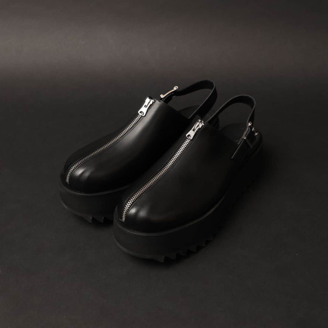 のインスタグラム：「TEARS OF SWAN-SHARK SOLE ZIP LEATHER SANDALになります!! atelier shop店頭、official webshopにて引き続き販売中ですので宜しくお願い致します🤐👡🏬💻  tears-of-swan.shop-pro.jp/?pid=174113429 (webshopオーダー分、6月上旬発送)  @tears_of_swan  #tearsofswan #zipsandal #leathersandal  #sharksole sandal」