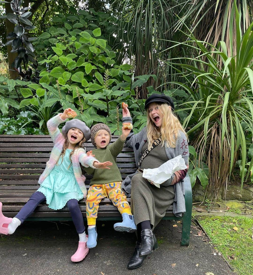 エミリー・デ・レイヴィンのインスタグラム：「Happy Mother’s Day to all the amazing Mum’s /Moms/Mamas!  🌸🌺🌼🌹🌷🪻🪷💐🌻 I’m so lucky to have had these (nearly 3!) little amazing people make me a Mum 🥰🥰🥰 xoxo  #happymothersday」