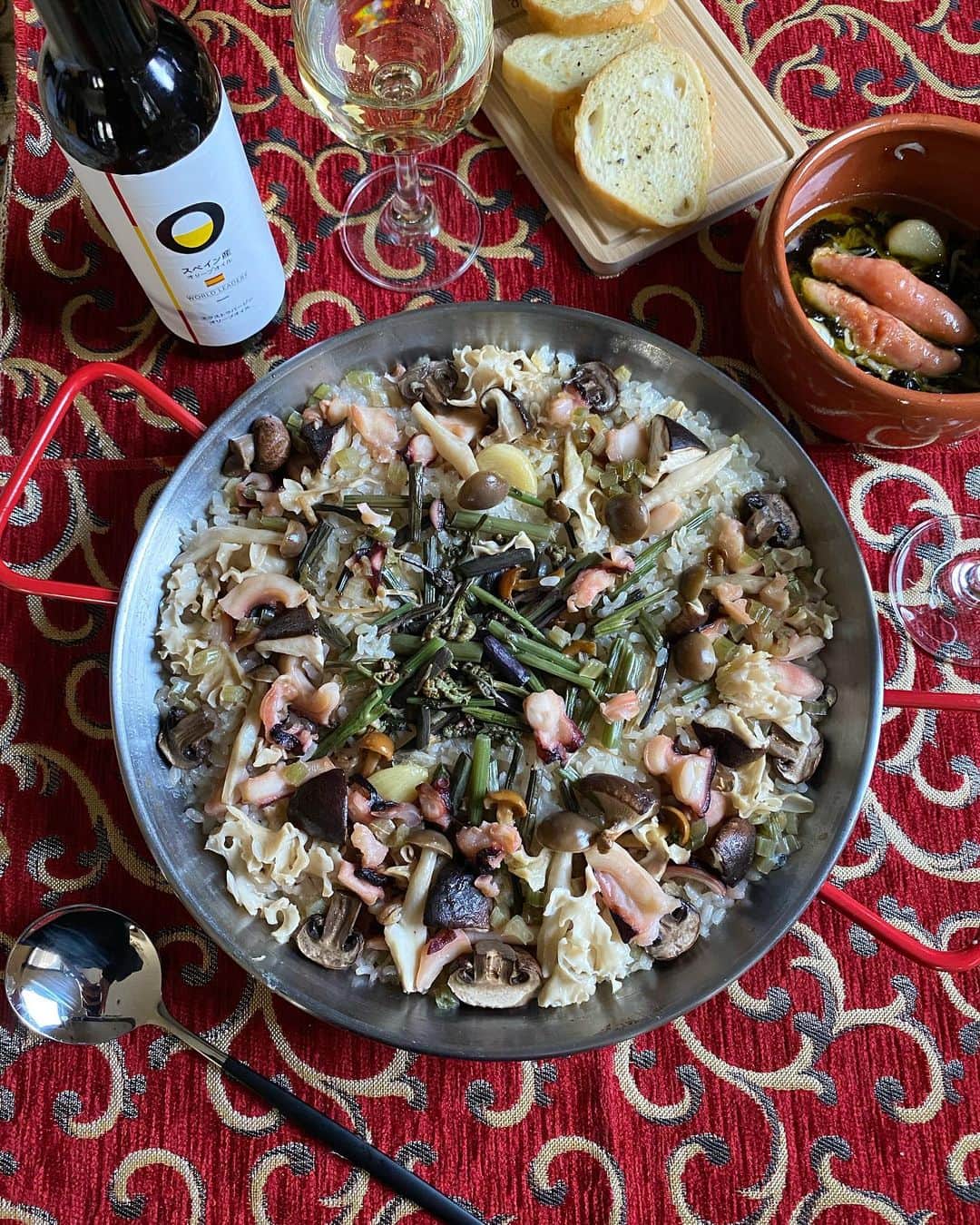のインスタグラム：「✳︎ お酒に合わせたご飯♡ 『きのこ山菜たこわさパエリア』 白だしで和風×スペイン🥘🥂   ◼️材料 ・たこわさ ・山菜 ・きのこ類 ・刻み玉ねぎ ・にんにく ・お米 ・白だし ・スペイン産エクストラバージンオリーブオイル   ここでも欠かせないのは スペイン産エクストラバージンオリーブオイル🇪🇸 ↑世界のオリーブオイルの約50％を生産 （2本のうち1本がスペイン産👏🏻）   スペインでは２0０種以上もの品種が栽培されていて 他国のオイルは複数品種をブレンドしているのに対し スペイン産はブレンドをしていない（単一品種）オイルが多く、品種ごとの味わいや香りの違いがわかりやすいから異なる品種の食べ比べも楽しそう☺️   ビタミンE・ポリフェノール・不飽和脂肪酸である オレイン酸を豊富に含むスペイン産オリーブオイルの健康効果は、様々な国際研究によって証明されてるんだって♡   毎日20g摂るように心がけてる✌🏻   @oliveoilsspainjp  @aceitesolivaes -----------------------------------  スペイン産オリーブオイルの公式ホームページにはレシピがいっぱい！ https://www.oliveoilsfromspain.jp/resipi/  さらに５月２２日AM09:59まで、「楽天市場」にてスペイン産オリーブオイルフェアを開催中で、先着限定のクーポンもあるのでチェックしてみてください。 https://event.rakuten.co.jp/food/world/campaign/spanisholiveoil/  -----------------------------------  #oliveoilfromspain #spanishoiliveoil #Spain  #スペイン産オリーブオイル #スペイン#PR」