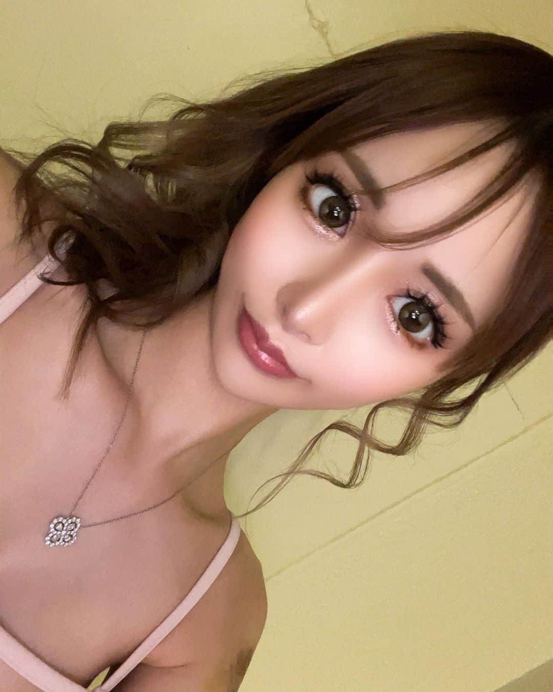 黒宮ちはやのインスタグラム：「ワンホンぎゃう(๑ơ ₃ ơ)✨ 5年ぶりくらいにつけま付けた😇💓   #黒宮ちはや #小悪魔ageha #モデル #キャバクラ #キャバ嬢 #ホステス #ラウンジ #水商売 #お酒 #歌舞伎町 #新宿 #六本木 #銀座 #北新地 #ミナミ #渋谷 #すすきの #シャンパン #華灯 #ディアレスト #ワンホン」