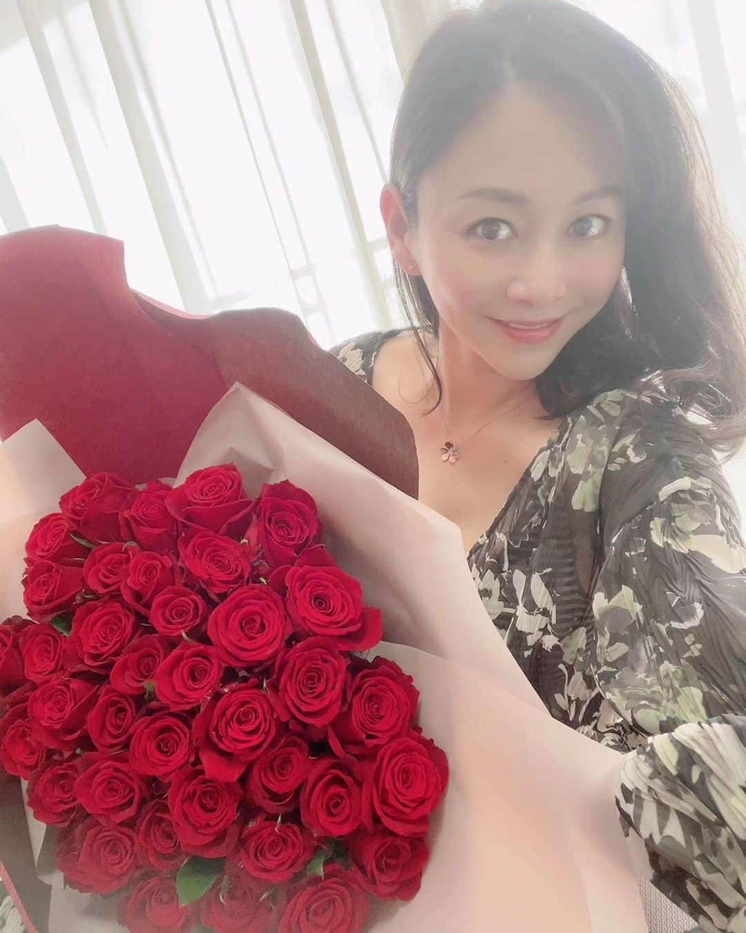 杉原杏璃のインスタグラム：「母の日ですね💐 お花🌼とスイーツ🍰で日々のありがとうを(^^ゞ  トレカの最後のイベントが 今月...5/28 書泉グランデでありますが、ありがたいことにお問合せを多数いただいているので  お知らせしますと...トレカはすでに全て完売してしまったので今からはご購入いただけません。  トレカイベントは今からでは参加いただけない状況になってしまいましたが🥲  それもあって、1、2ヶ月後にグラビアのスペシャルなイベントに参加させていただこうと思っています✋💕 今のところ25thの記念の意味も込めて前向きに打ち合わせしているので開催する予定です。  また詳細は決まり次第お伝えしますね✨  #杉原杏璃 #sugiharaanri #anrisugihara #Japanese#girl #グラビア#グラドル#glamor#gravure#hot#asian #トレカ #トレーディングカード #25thAnniversary #書泉グランデ #トレカイベント #母の日」