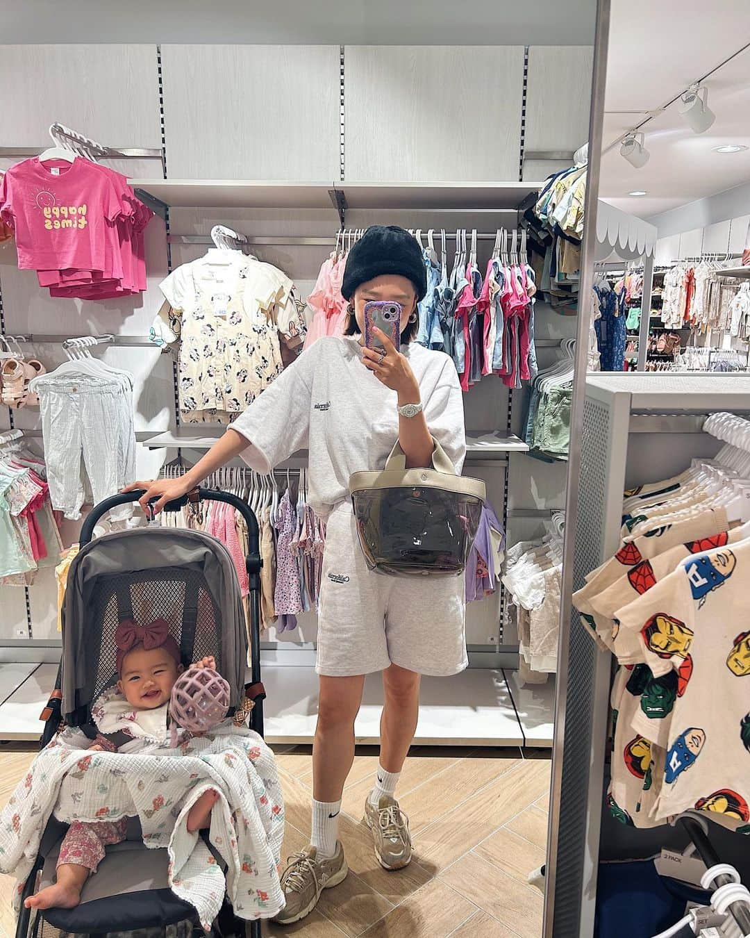 斎藤菜々子さんのインスタグラム写真 - (斎藤菜々子Instagram)「. おかいものDAY👶🏼 こども服 @hm_kids でたくさん買った。 安かったなー🩶🌷  @california_general_store の セットアップのサイズを結構聞かれたので👂  トップスはSが完売だったのでMを パンツはSにしたよ。  ユニセックスだから大きめだけど ゆるく着る分にはMでも良いかと💕  @miyacheeel ちゃんに トップスINしたほうがバランス良いよぉと 言われたからINして着てる😘  . #ママコーデ #ママファッション  #女の子ママ」5月14日 19時29分 - nanacoco.7