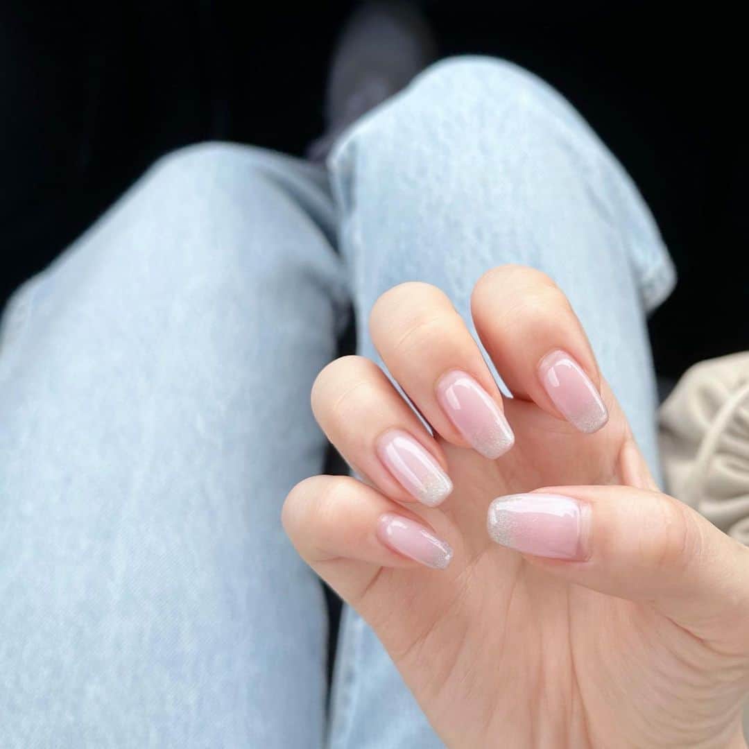 のインスタグラム：「. . new nail🩷  なかなか良い光の日に写真撮れなくて ちょっと伸びてしまったけど🥹  オーロラマグネットなので 光の加減できらきらとするネイル💎 @mamisakuma さんの写真の方が よりきらきら感分かりやすいかも😍  次は前撮り前にネイル行くっ🫧  #春ネイル#夏ネイル#オーロラマグネット#オーロラマグネットネイル#マグネットネイル#ピンクネイル#ネイル#美容day#美容」