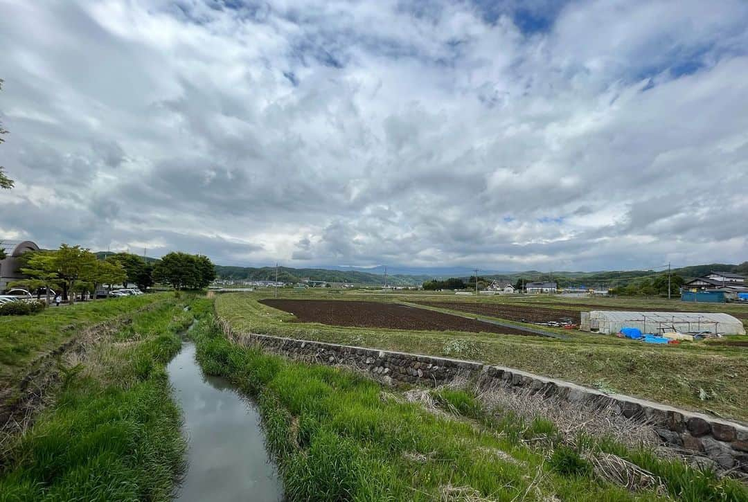 村上てつやさんのインスタグラム写真 - (村上てつやInstagram)「今日はNHK「のど自慢」  長野県佐久市からの生放送でした😎  参加した皆さんが選んだのは、きっとそれぞれの人生で共に歩いてきた大切な歌なんだよなぁ……としみじみ感じながら聴いておりました🥹  つまり、とても良い時間でした！  そして昨晩は「鯉の町佐久」を堪能😁  佐久平駅周辺は鯉だらけ……  もう10年以上前だと思いますが、長野市でのコンサート後、佐久へとひとり旅したことがありました  それは一遍上人の足跡を辿る旅  空也上人がその起源とも言われる「踊り念仏」を一遍上人が初めて実践したのは佐久にあったとある武家の庭だとされている  場所的にはちょうど今日のホールがある小田切という地域  一遍上人遊行の空気を感じたくて（まあ気分だけですが）かつて訪れた佐久の地  その時食した鯉料理の素晴らしさが忘れられずいましたが、昨夜めでたく再び味わいましたとさ🥹  #長野県 #佐久市 #nhkのど自慢  #佐久平駅　 #鯉のぼり #鯉の銅像 #鯉と新幹線 #鯉料理 #鯉の塩焼き #のむら川魚料理  #小田切の里  #一遍上人   #踊り念仏  #なむあみだぶつ」5月14日 19時32分 - iamtetsuyamurakami