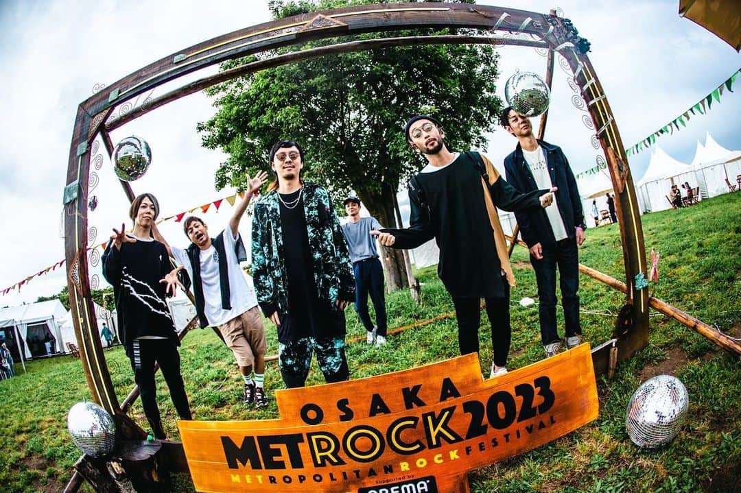 ORANGE RANGEのインスタグラム：「@orangerange_official  2023.05.14(sun) OSAKA METROPOLITAN ROCK FESTIVAL 2023 @metrock_official @大阪府・METROCK大阪特設会場(海とのふれあい広場)   Photo by @leifilmworks  ORANGE RANGE公式サイトのGALLERYにて、ライブ写真公開中📷 https://orangerange.com/photo/331/detail/550  #ORANGERANGE #METROCK #メトロック」