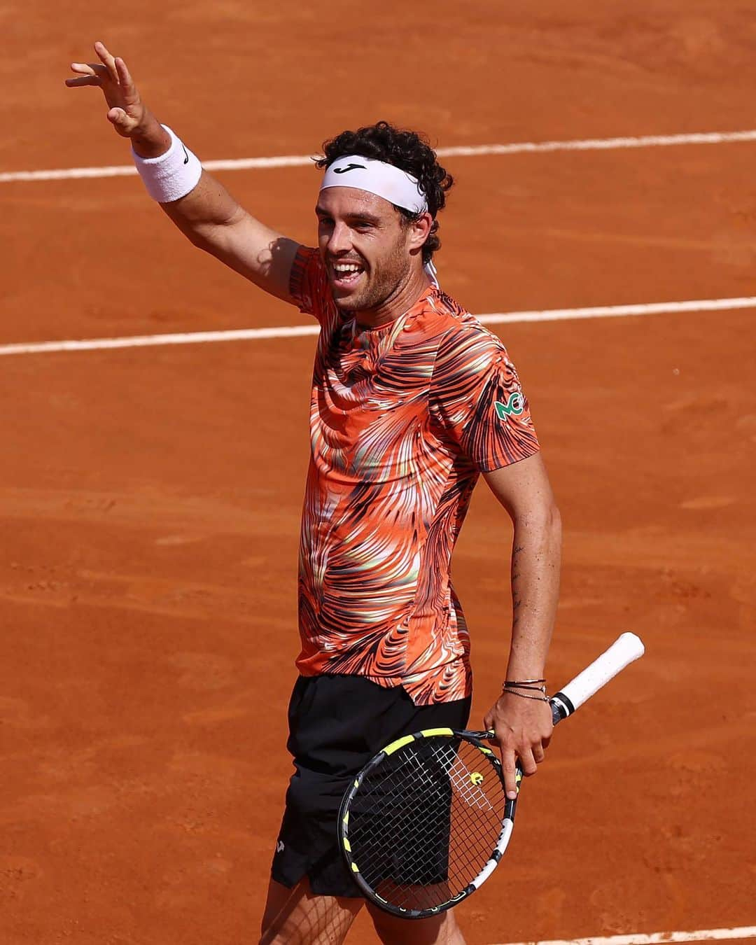 マルコ・チェッキナートのインスタグラム：「🤌 ECCELLENTE 🤌   🇮🇹 @ceck1 rolls past Bautista Agut 6-2, 6-2 to reach the third round in Rome for the first time!  @internazionalibnlditalia | #ibi23」