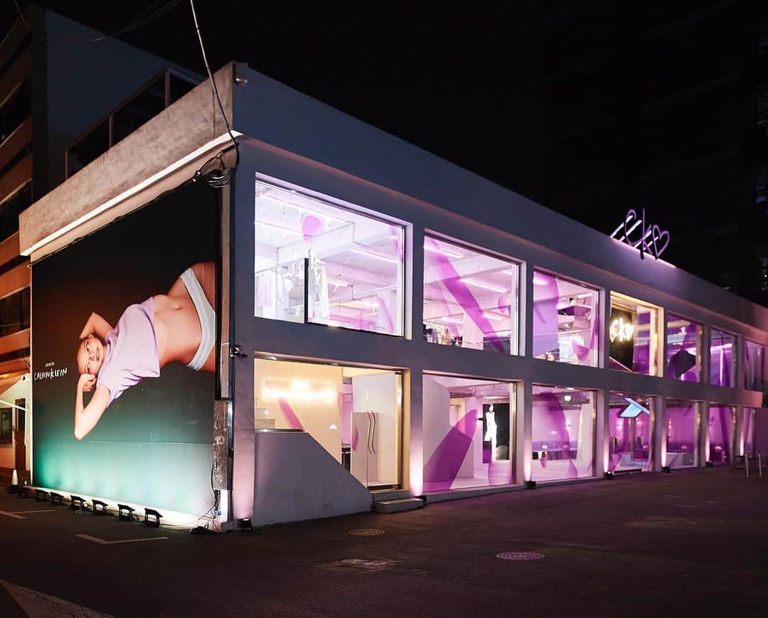 YOSHIROTTENさんのインスタグラム写真 - (YOSHIROTTENInstagram)「Installation & facade artwork for JENNIE for CK @jennierubyjane @calvinklein   #jennieforcalvinklein #jennieblackpink #calvinklein   @YOSHIROTTEN   About the installation  Giving yourself gently into the lilac world. Projecting yourself in between the colors. Little by little, feel the shades sinking within, You will find a serene feeling,  or it could be a new color and light you have never seen.  The importance is imagination.  Release your heart, Through your precious time for yourself No matter how busy you are.  The newest installation by YOSHIROTTEN utilizes 4 monitors, suspended in air, examining the gentle oscillations between light and color, time and space.   Inspired by the JENNIE FOR CALVIN KLEIN capsule collection, please enjoy the re-built installation from YOSHIROTTEN.  📸 @nabemono @i_am_mirai.s」5月14日 19時37分 - yoshirotten