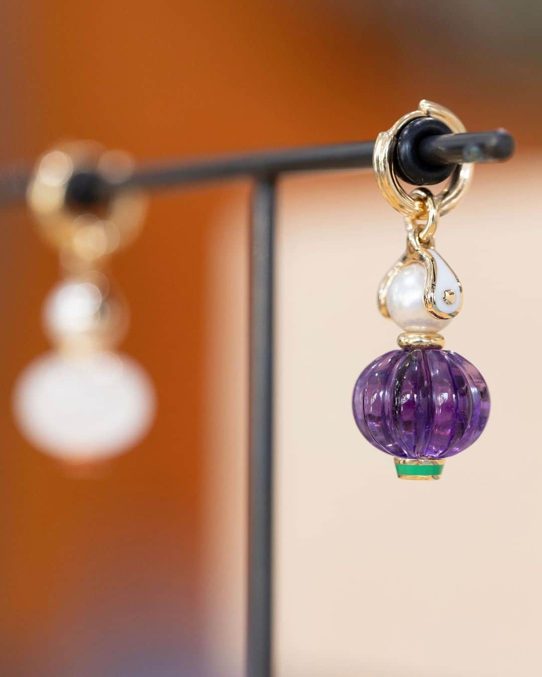 Hirotaka Jewelryのインスタグラム：「"Bird of Paradise" Amethyst Charm Earring Designed for movement, the charm sways from the tip of the hoop and is removable so it can be worn as a necklace. #hirotakajewelry」