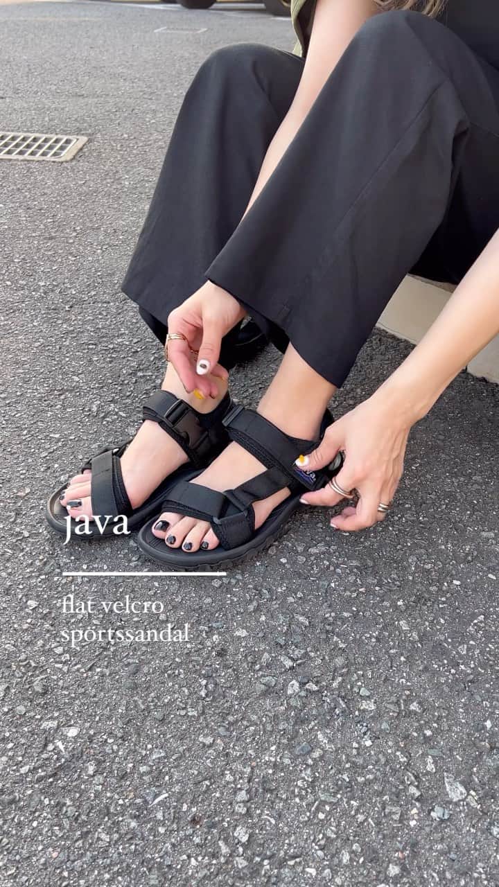 natsupoo0315のインスタグラム：「シンプルなデザインなので どんなコーデにもあわせやすい 軽くて歩きやすいスポサン🩴 アウトドアやスポーツ、川遊び、 キャンプなどのシーンにぴったり！ 普段25履くけどこれは24cmでも ゆったりしてました😚  @classicalelf_official  →ブラック24cm  #クラシカルエルフ #classicalelf #エルフコーデ #タイアップ #java #ジャバ #uniqlo #gu #zara #ユニクロ #ジーユー #ザラ #zozo #zozotown #zozo購入品 #zozotown購入品 #サンダル #スポーツサンダル #フラットサンダル #大人コーデ #大人カジュアル #プチプラ #プチプラコーデ」