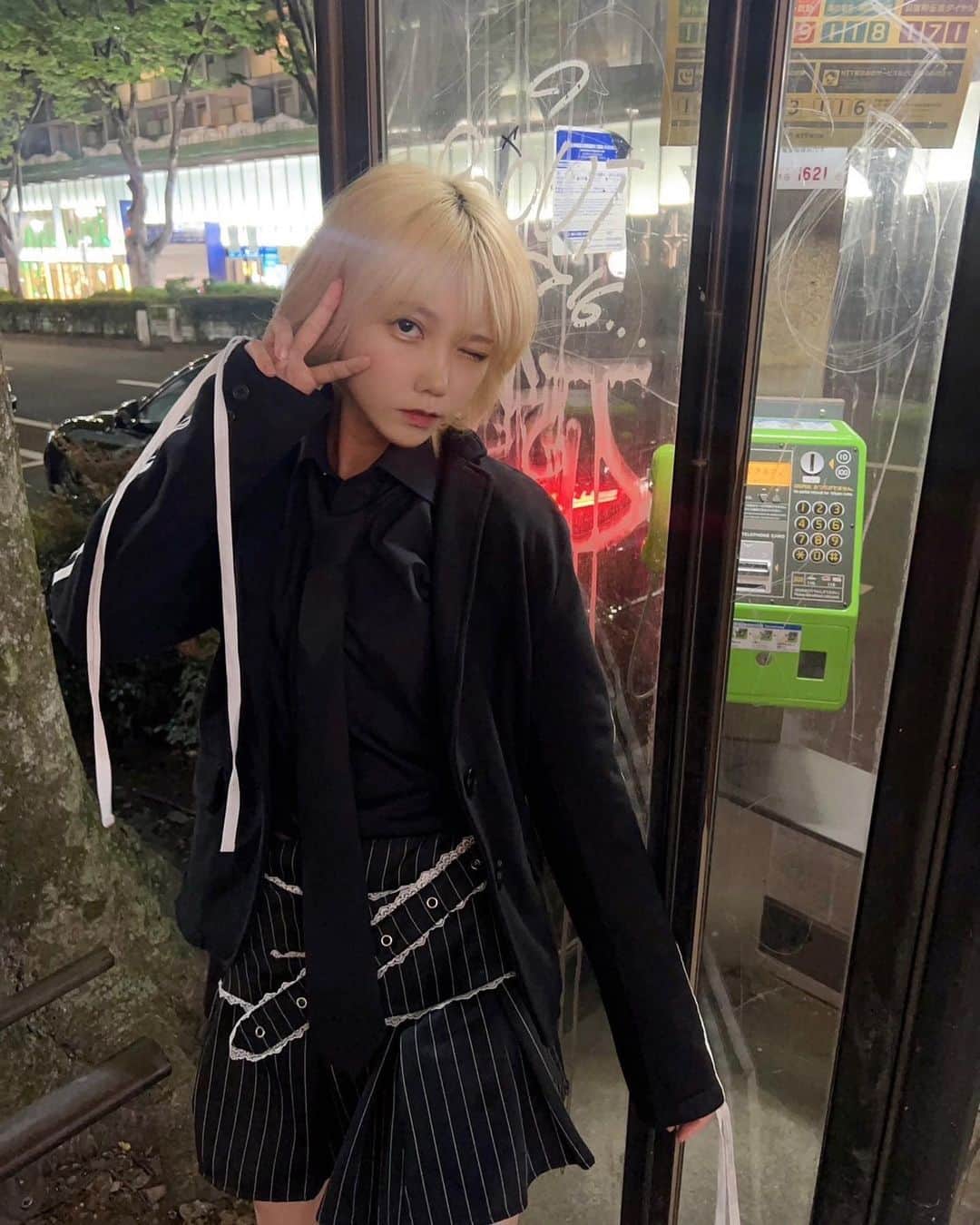 かわごのインスタグラム：「YONAKA 📷🌕 . 今日もPOP UP STORE@新宿ミロードでイベントでした！ 16日にも遊びに行くので、会いにきてね♡ . たまたま通りがかってYONAKA @yonakawago を購入してくださる方もいて嬉しかったな🩷 . 写真で着てるジャケットは少し先だけど発売楽しみにしててね🧥🤍」