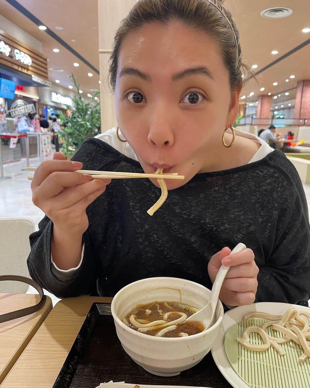 のインスタグラム：「あんまり載せたことないと思うんですけど、、、 フードコート佳代ちゃん🍜 これはうどんをすする佳代ちゃん♡ ただのうどんすする姉ちゃんの写真ですけども、、、🦭 ・ お母さんとフードコート行った時のお写真です♡ 白いTシャツ着てましたもので、お母さんのカーディガンを借りました前掛けに🤣 日曜日もうすぐ終わるね🌃 どんな休日でしたか？？」