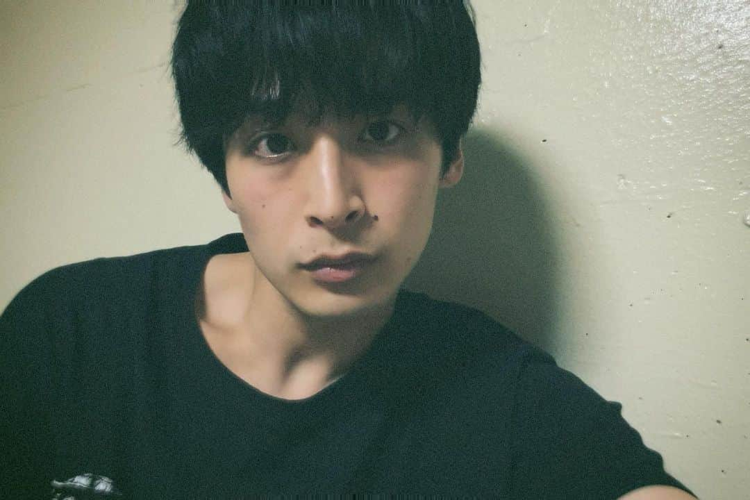 山下航平のインスタグラム：「今日は新しい宣材写真を撮りました✌️  事務所に入って一番最初の宣材写真を撮っていただいたカメラマンさんに再び撮っていただきました。  4年前と比べてさすがに大人っぽくなってるような気がします。さすがにね。」