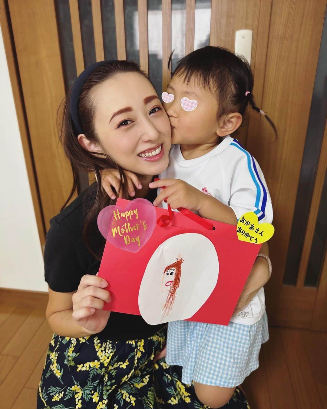 中西麻里衣のインスタグラム：「母の日💐  👶🏻が幼稚園で書いた絵をプレザントしてくれました〜♡ 表はママ・裏にはラプンツェルが❗️ そういえば幼稚園時代は息子達からも色々もらったなぁとしみじみ。。。 小学生の息子達からは…ホワイトデーをあげたばかりなので感謝を言葉で伝えますと言われました🫡🙌💛  パパは後日…花より団子の私を今年も焼肉に連れて行ってくるそうです😋」