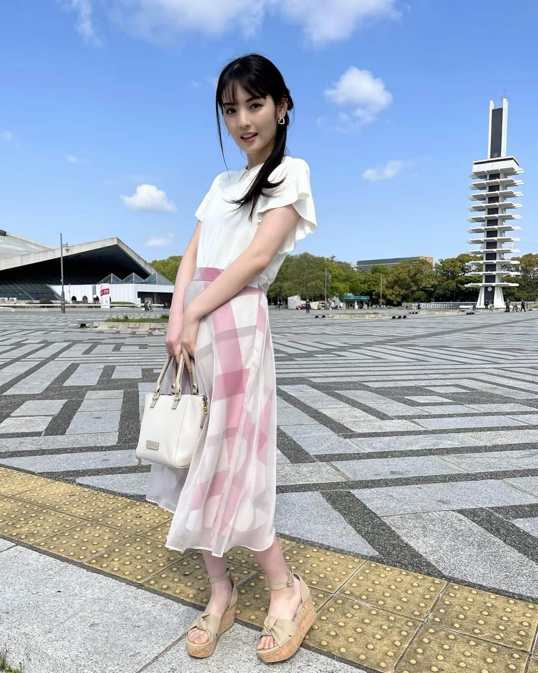 道重さゆみさんのインスタグラム写真 - (道重さゆみInstagram)「美人百花さんと ブルーレーベルさんのコラボワンピ🖤💙🩷  お上品で素敵すぎました…☺️ 3色とも華やかで可愛い♡♡♡ さらっとしていて着心地もすごくよかったです！！  美人百花さんのインスタや ブルーレーベルさんのホームページにイメージ動画もあがっています！ チェックよろしくお願いします✨  #美人百花 #BLUELABELCRESTBRIDGE #ブルーレーベル #オフショット」5月14日 19時53分 - sayumimichishige0713