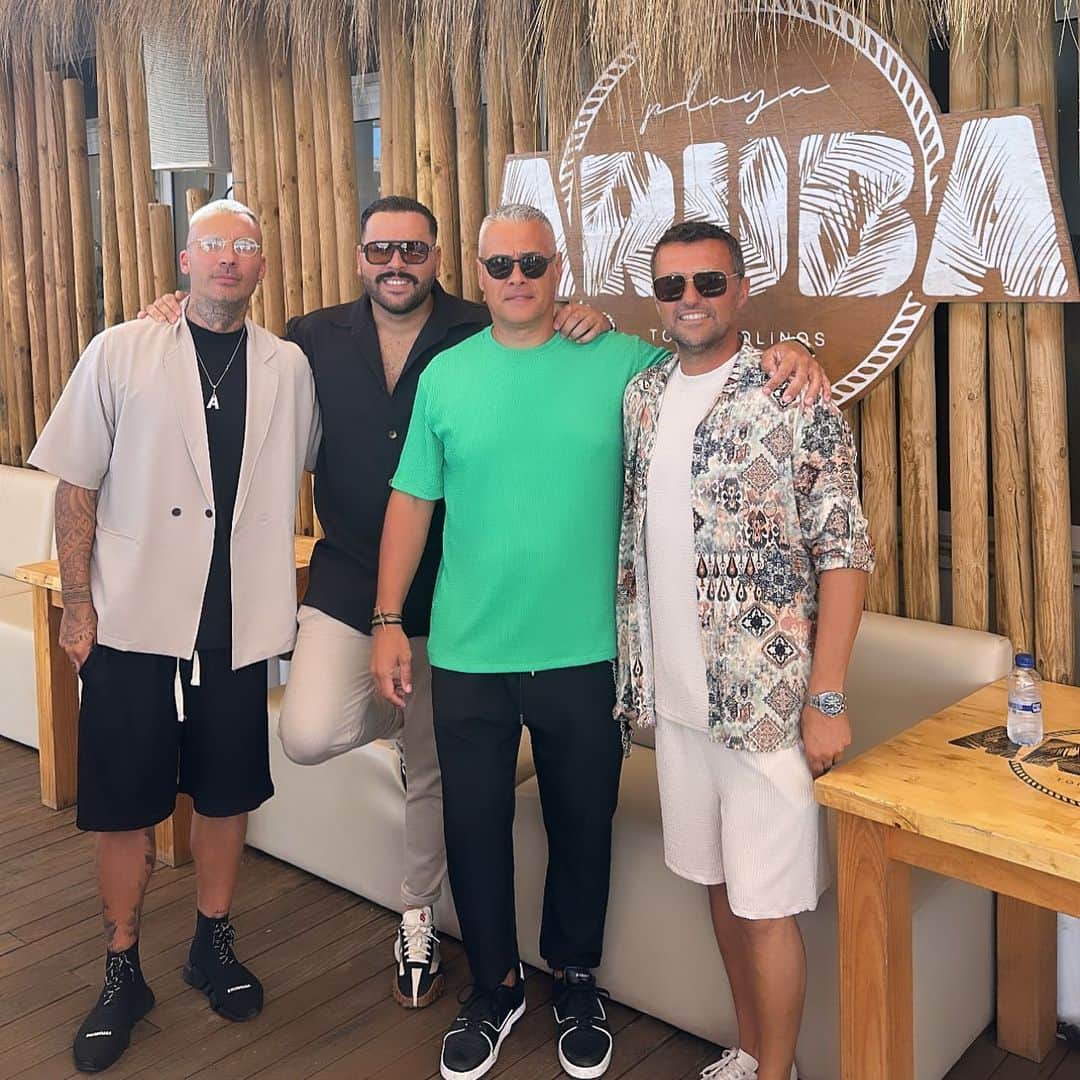 のインスタグラム：「MILANO EN @playa_aruba 😜🥳🤩🤪😁 más clase que un colegio AAAUUUAAA」