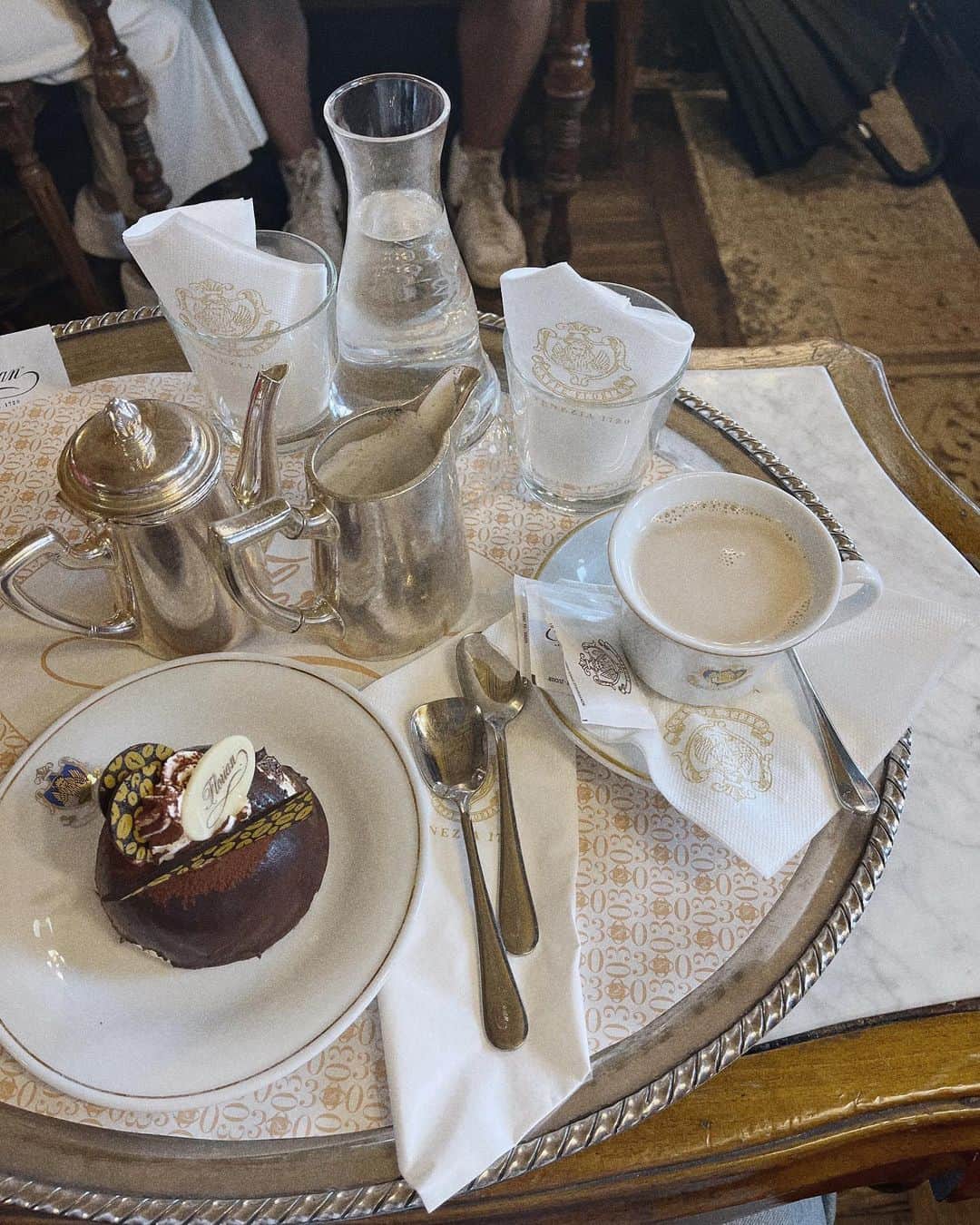 のインスタグラム：「世界最古の高級カフェ☕️🇮🇹」