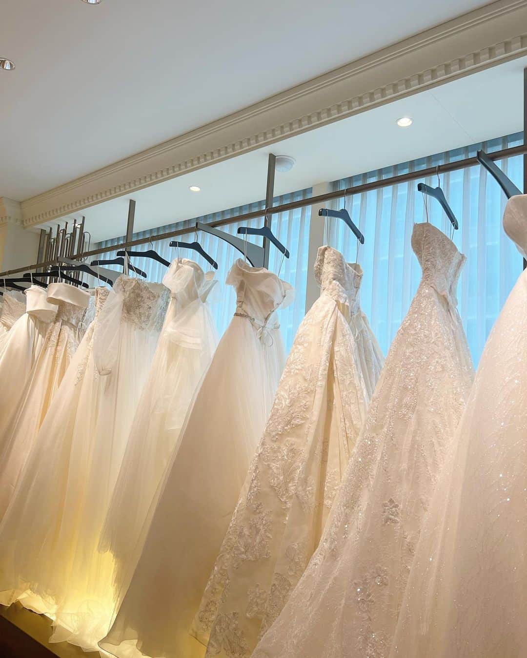 のインスタグラム：「@mirrormirror_jp  @maho.mirrormirror  今日は結婚式のドレスを決めに行って来ました💒  私たちのウェディングフォトを見て 同じドレスはどれですか?や、タキシードへの問い合わせが本当にとっても多いんですよ!!!  と佐藤さんからお聞きしてとっても嬉しい気持ちに💛🤍   mirror mirrorのスタッフさんの中には私たちを待ち受けにしてくれているファンの方もいるそうで温かい気持ちになったなぁ。  実はウェディングフォトでもお世話になった佐藤さんに結婚式当日も一緒にサポートしていただきます♡  佐藤さんは私が少し悩んでも "私はこっちの方がいいなと思いました！"と プロ目線での理由と共にハッキリ意見を伝えてくれるのが頼もしくて🥹 全て似合うって言ってくれるのももちろん嬉しいけど、決めるのが苦手な優柔不断さんにはありがたいんじゃないかな？ それと明るい笑顔のハッピーオーラが本当に素敵♡笑  是非これからミラーミラーで衣装お願いされる方は指名してみてくださいね✨  試着して選ばなかったドレスも本当に素敵だったからそのうち載せようかな。  #即決女なので #1日で2時間で2着決めてきた #驚かれました」