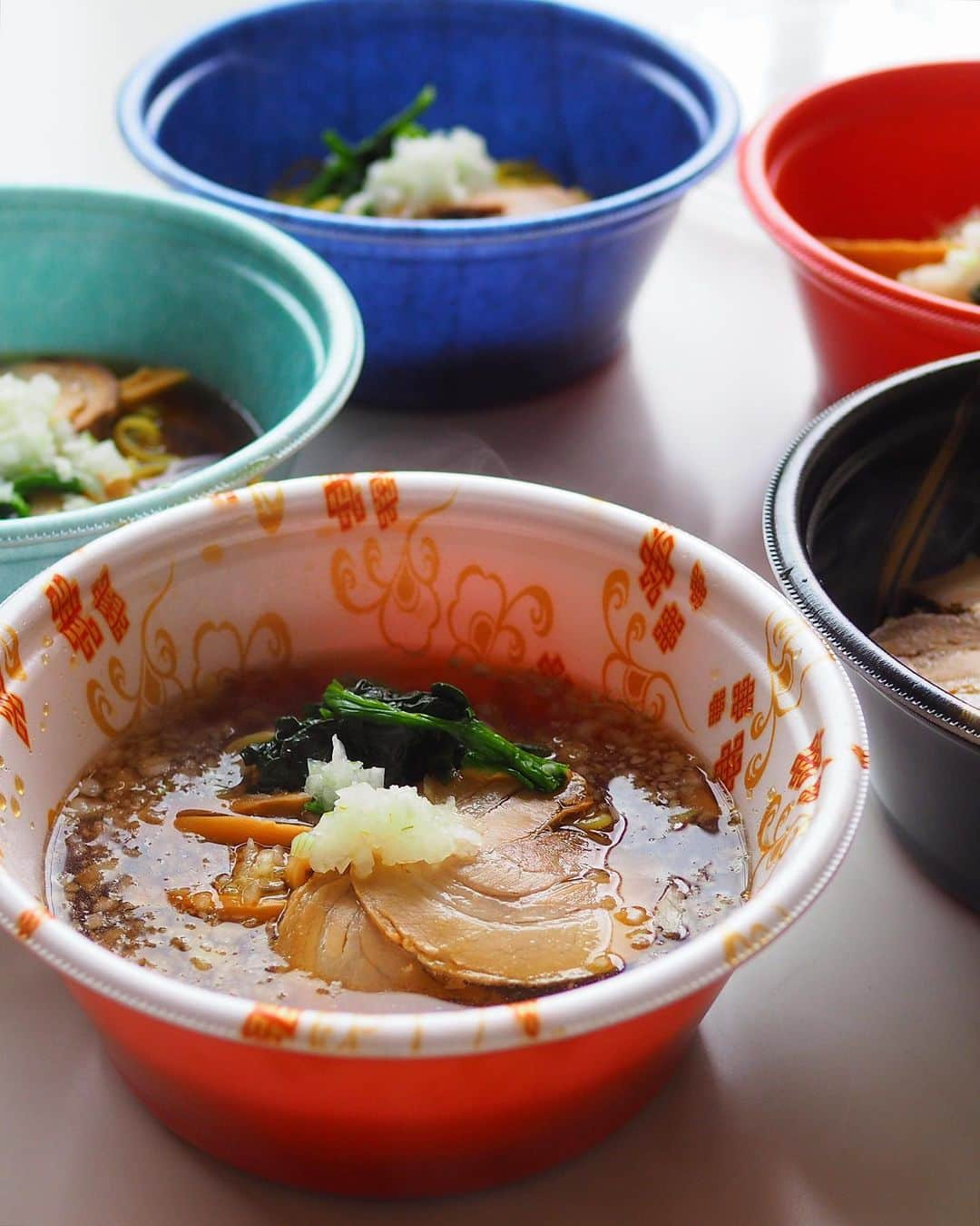 シンプルご飯が好き。のインスタグラム：「子ども食堂 昔ながらの醤油ラーメン 里芋もち オレンジ ━━━☞━━━☞━━━☞━━━☞𓃟𓃟＊＊  シズル感を出すのは大変だ…  ラーメン屋さん気分で楽しく調理🍜 雨だからかな、150人と少し少なめでしたがお代わりする子もいて嬉しいかぎりでした！ 刻み玉ねぎが美味しいのよー  味噌も塩もやってみたくなるな…🫣  今回もエフピコさん　@fpco.info から容器の支援ありがとうございました。カラフルな容器で可愛いぃ🫶」