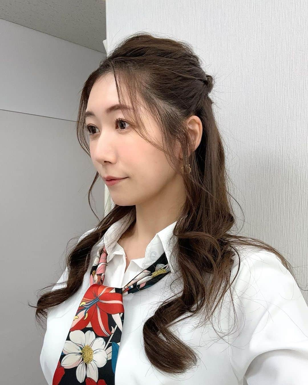 穂川果音さんのインスタグラム写真 - (穂川果音Instagram)「hair style  ハーフアップです✨  #ナチュラルヘア #大人めコーデ #ダウンスタイル　#イヤリング　#ゆる巻きヘア　#アベプラ　#お天気お姉さんコーデ　#大人めヘアアレンジ #ゆる巻き　#ゆる巻きアレンジ #お天気キャスター　#hairstyle #hairarrange #5月コーデ #ハーフアップアレンジ　#ハーフアップ」5月14日 19時50分 - hokawakanonn